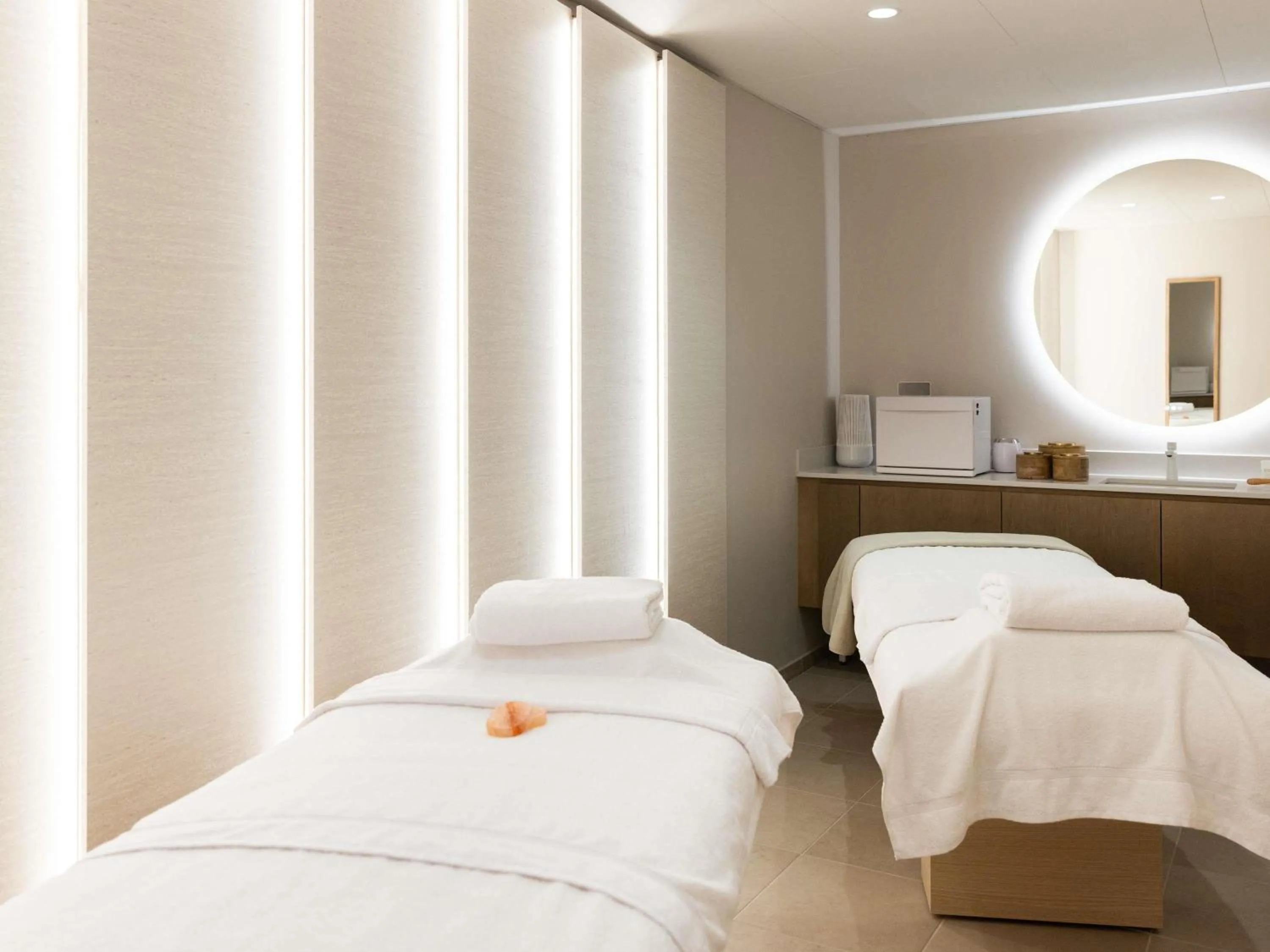 Property building, Bed in Mercure Ax Les Thermes