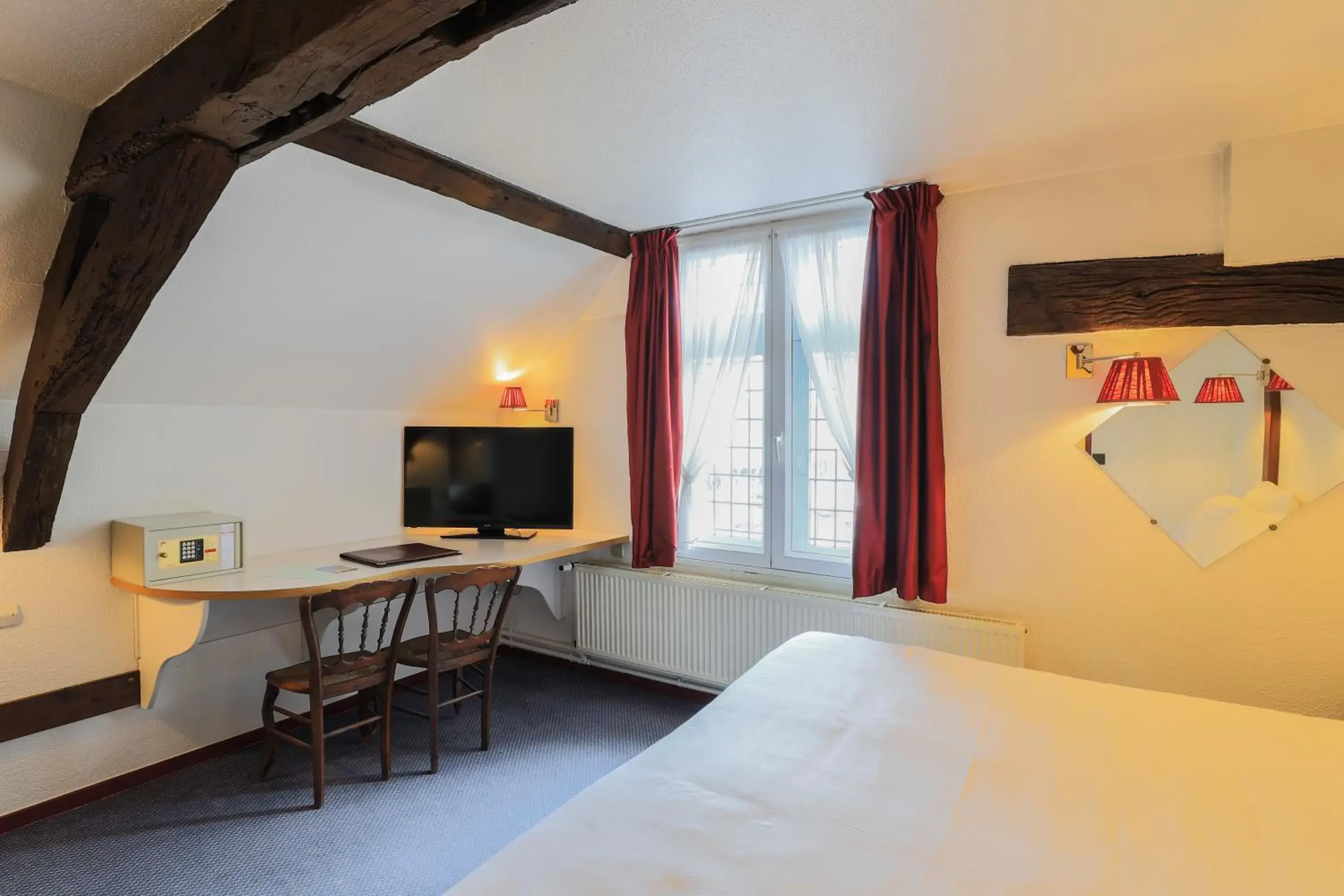 Classic Triple Room in Hôtel Les Trois Luppars Classic Triple Room in Hôtel Les Trois Luppars