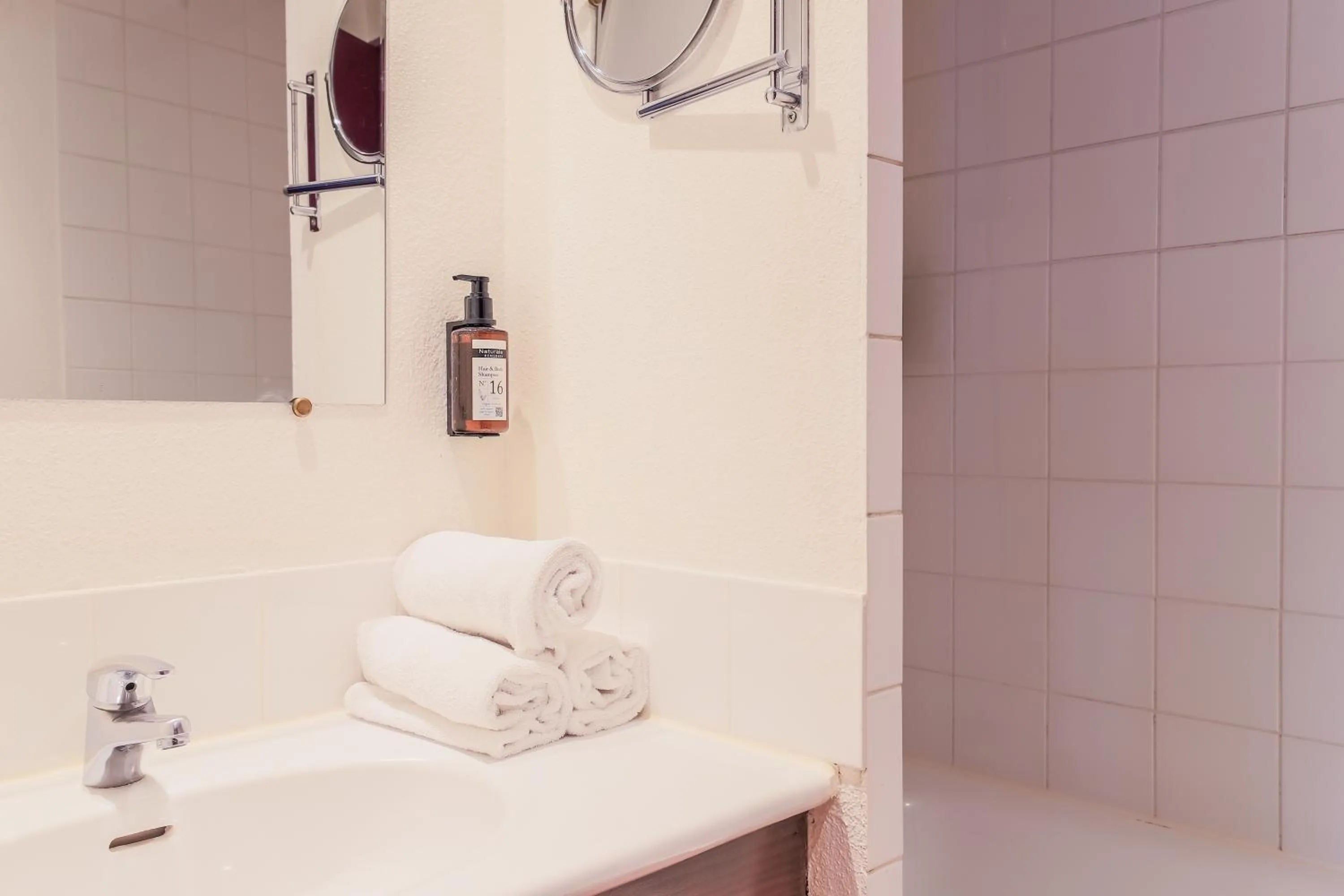 Bathroom in Hôtel Les Trois Luppars