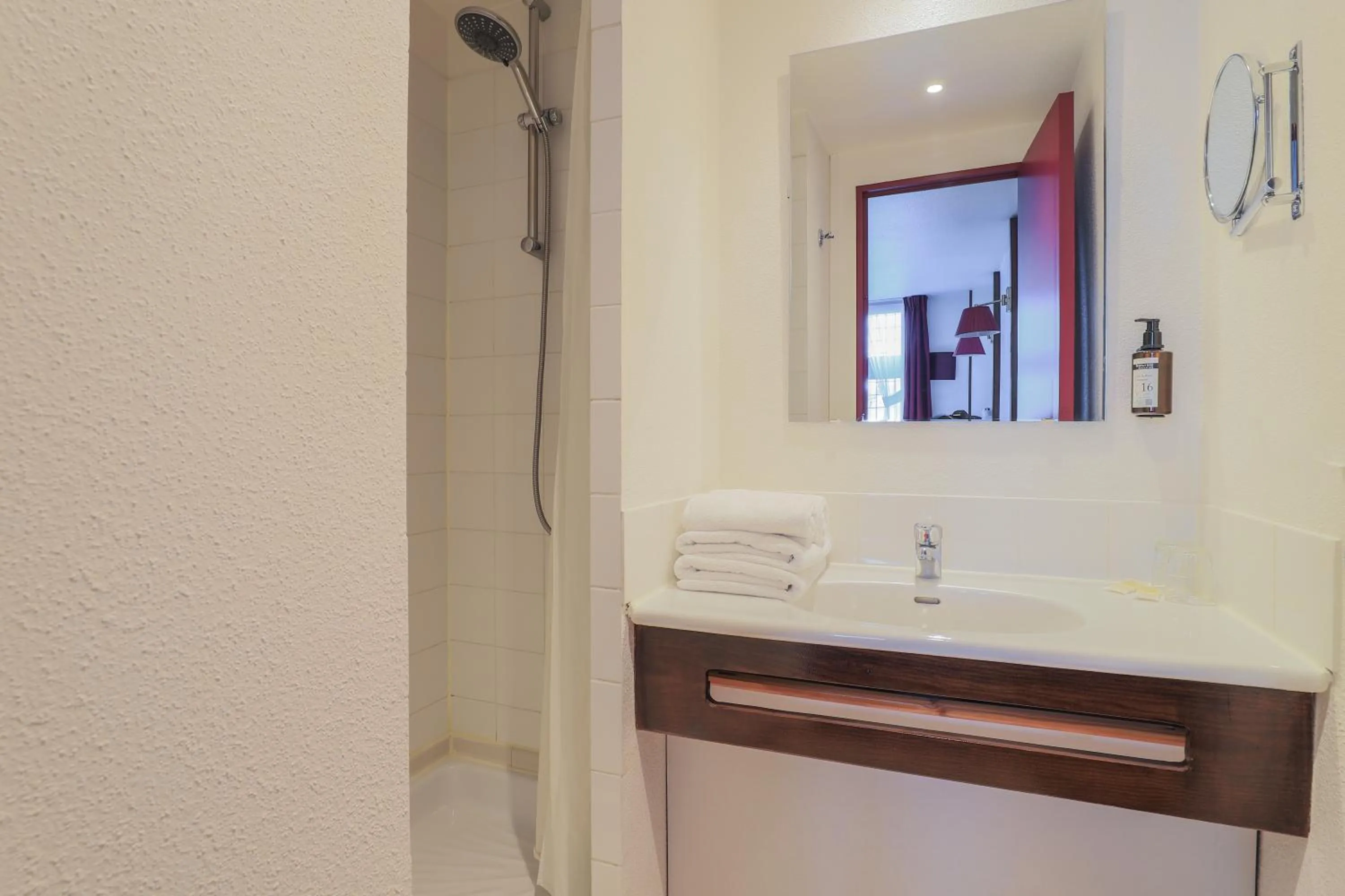 Bathroom in Hôtel Les Trois Luppars