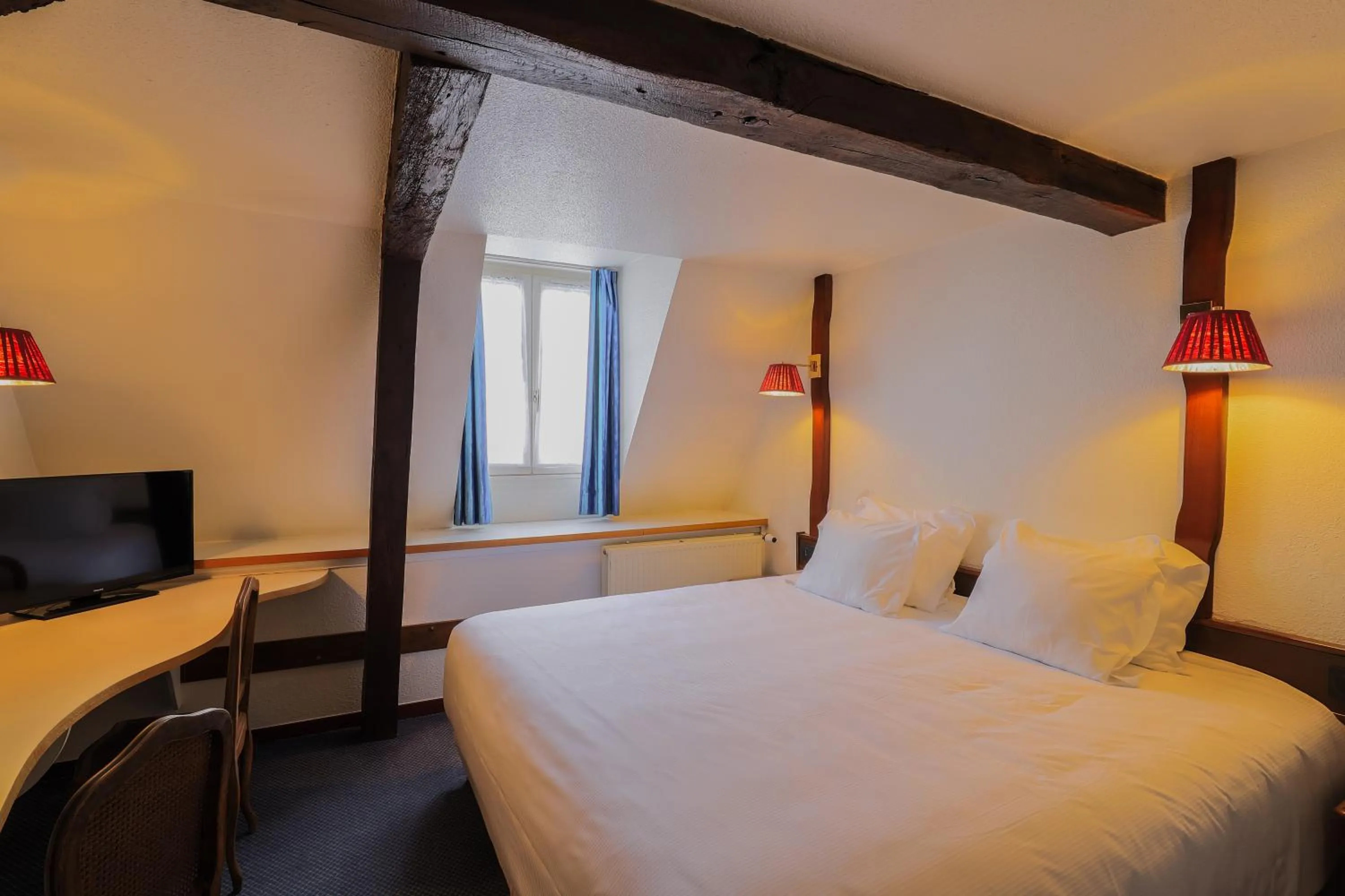 Bedroom, Bed in Hôtel Les Trois Luppars