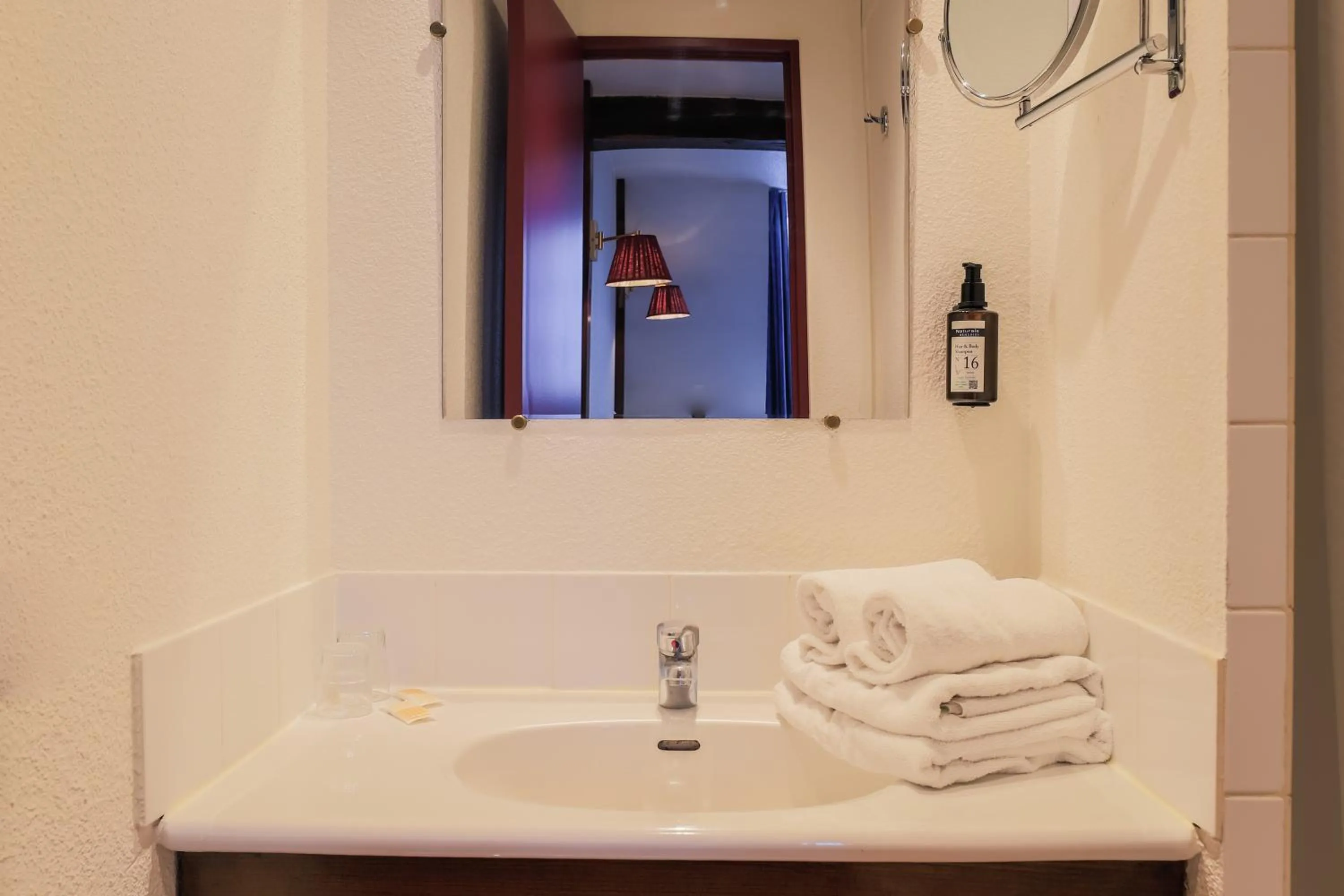 Bathroom in Hôtel Les Trois Luppars