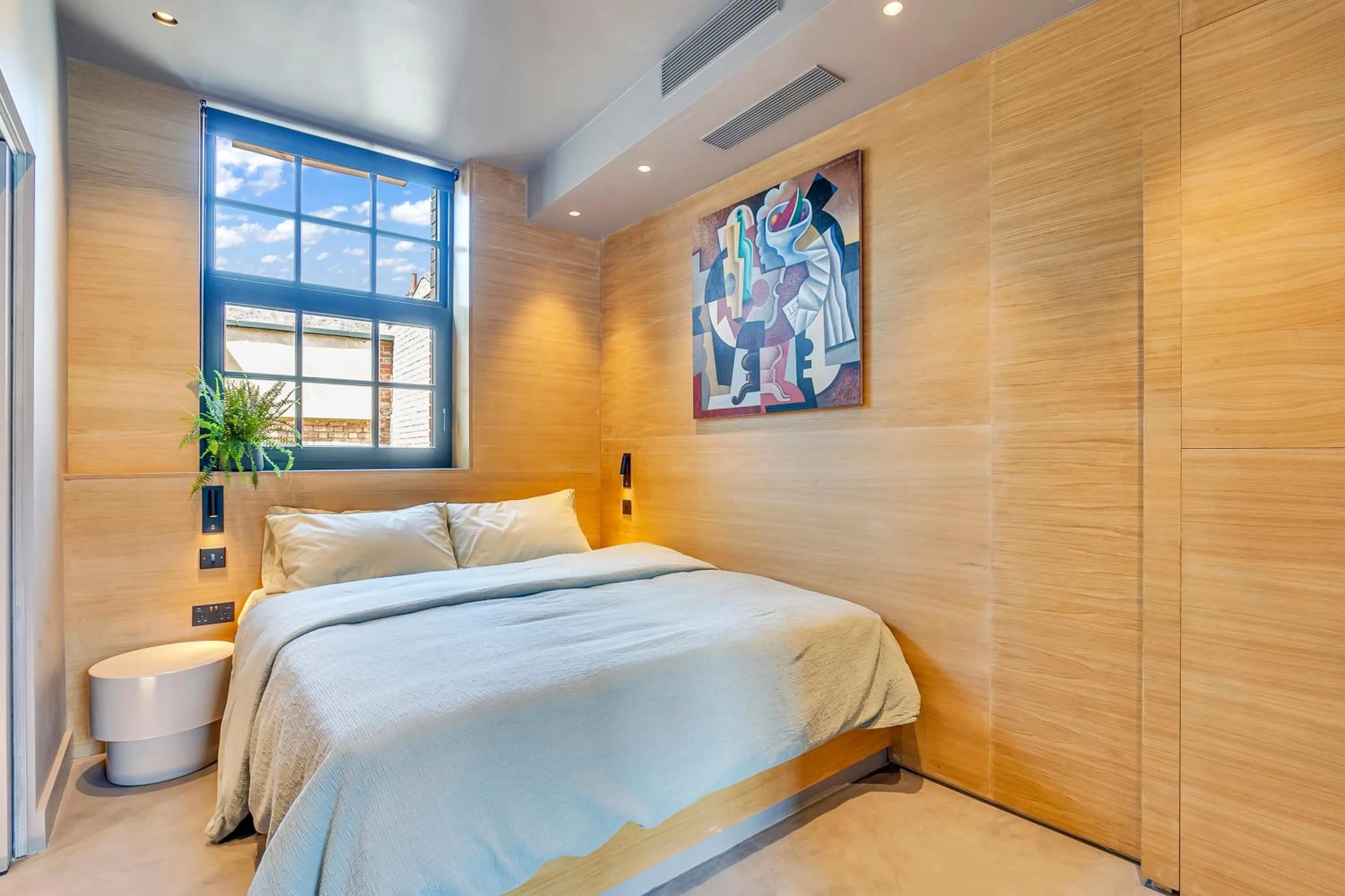 Bedroom, Bed in Kings House Apartments