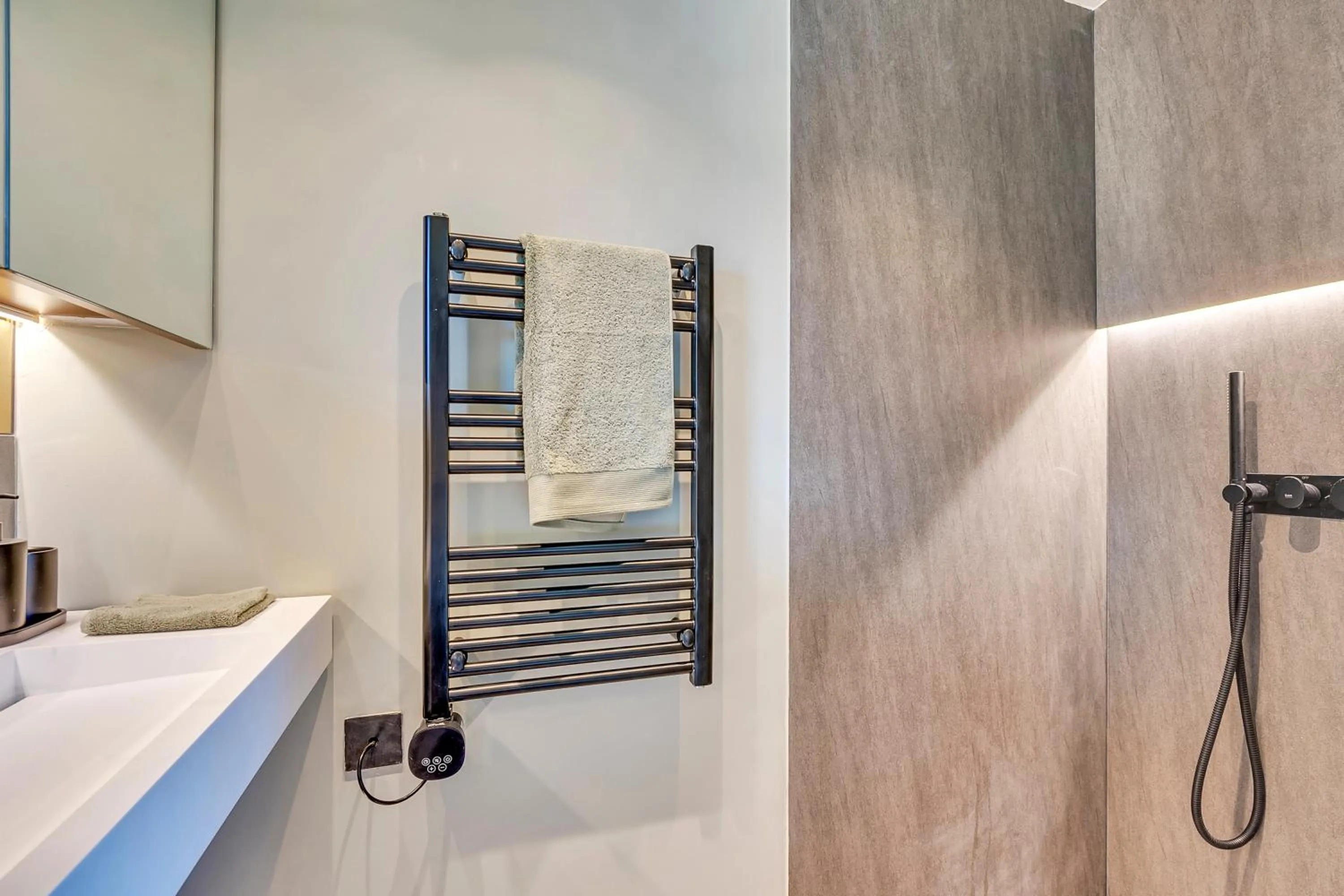 Bathroom in Kings House Apartments