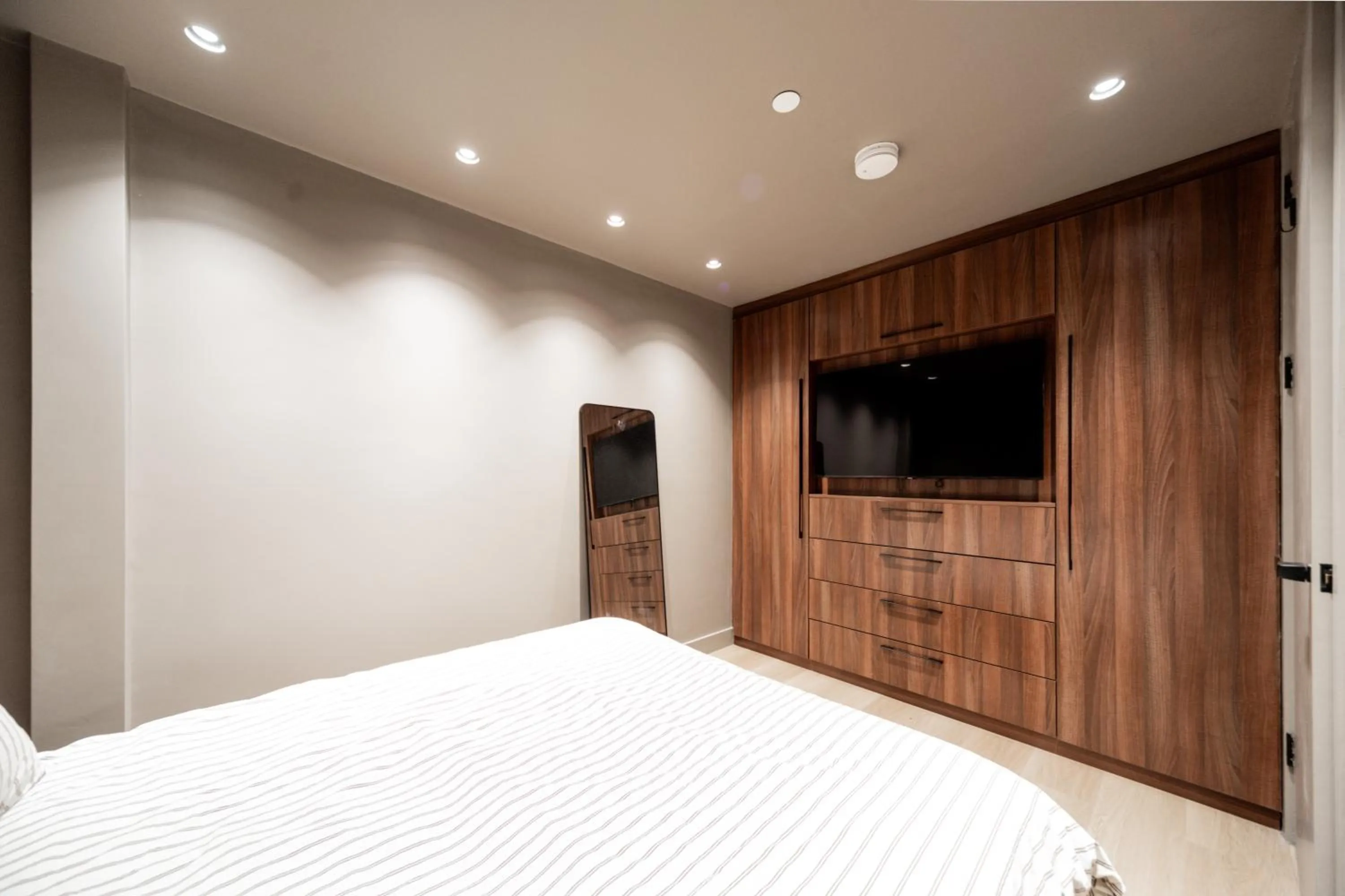 Bedroom, Bed in Kings House Apartments