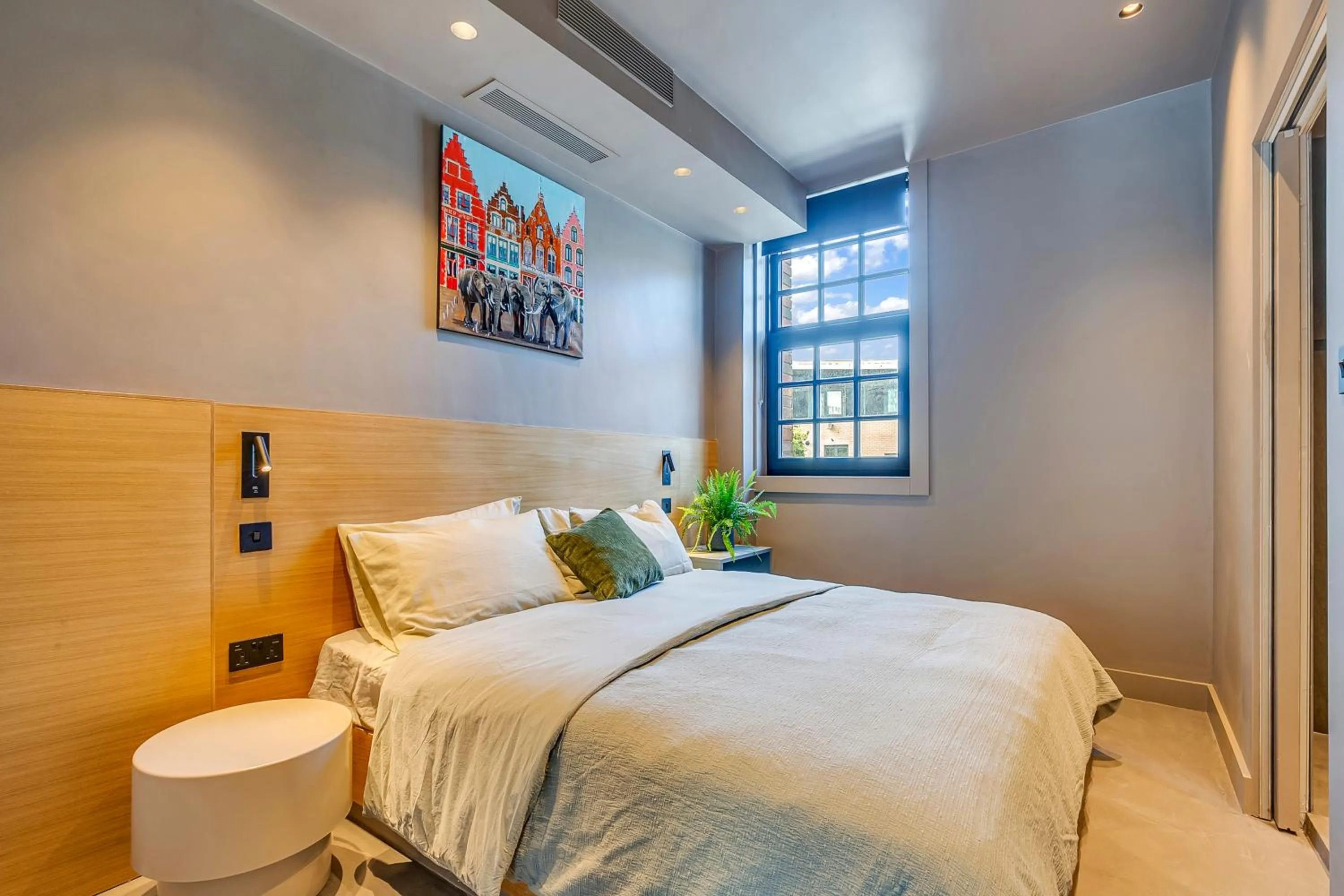 Bed in Kings House Apartments