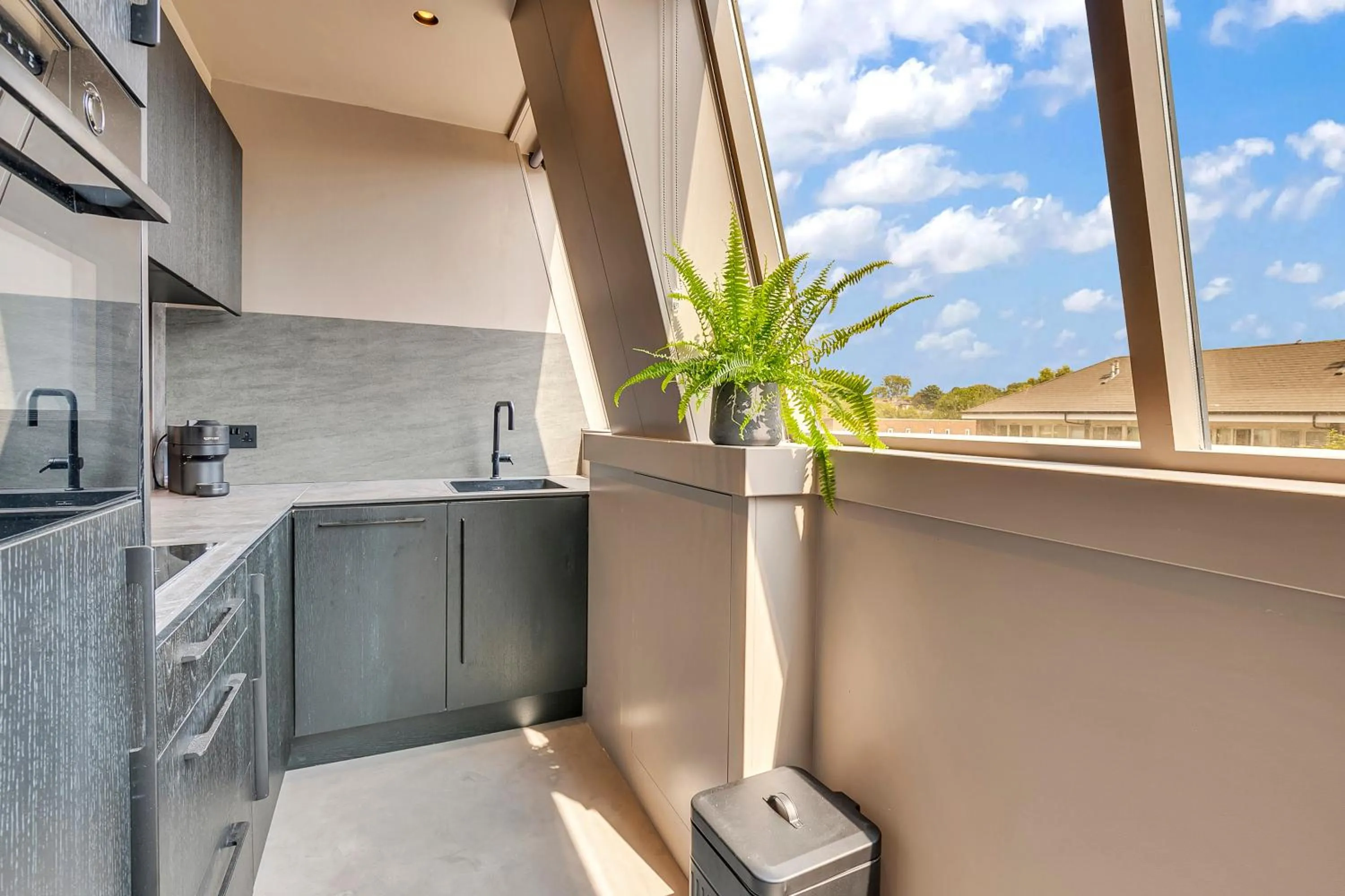 Kitchen or kitchenette in Kings House Apartments