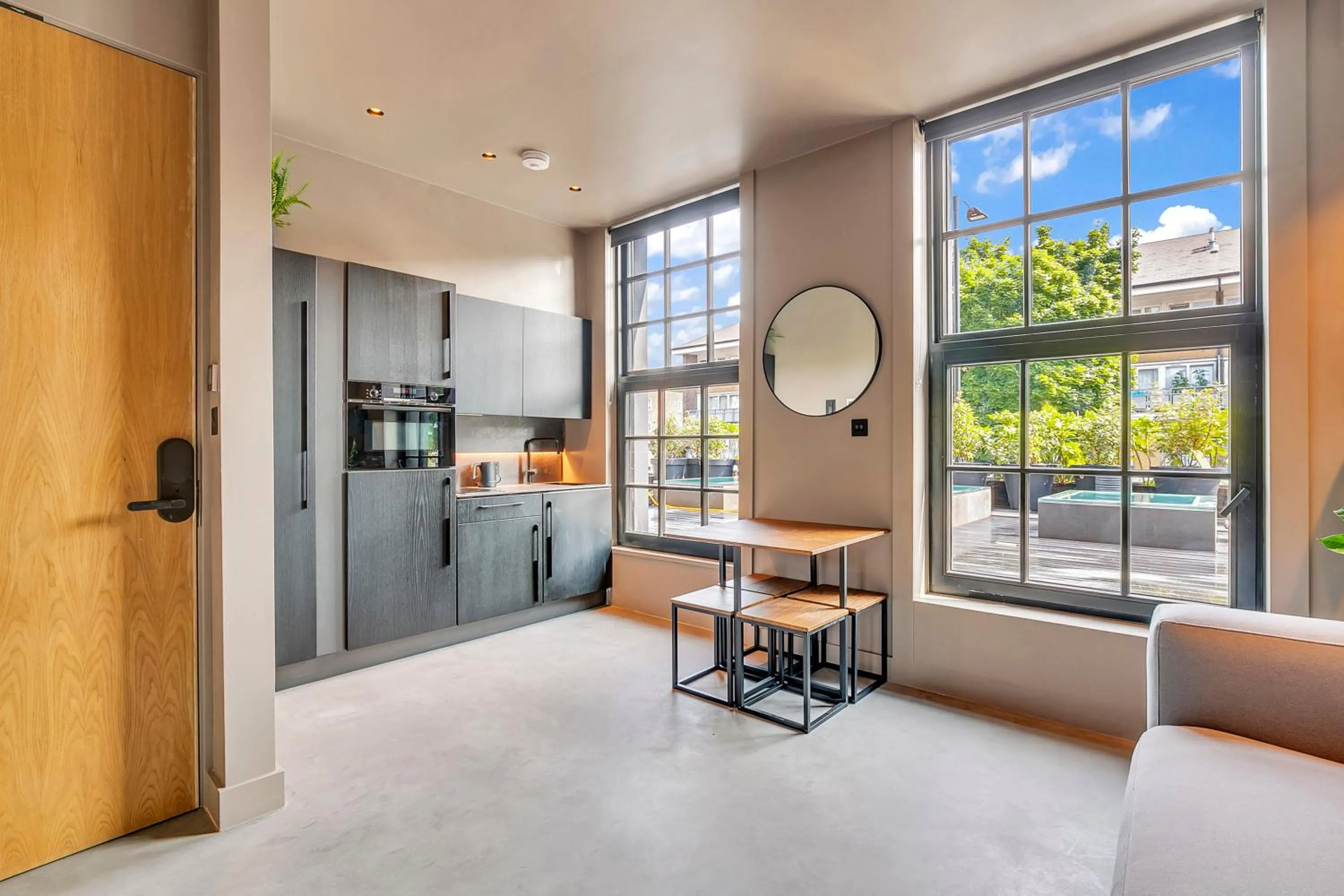 Photo of the whole room in Kings House Apartments