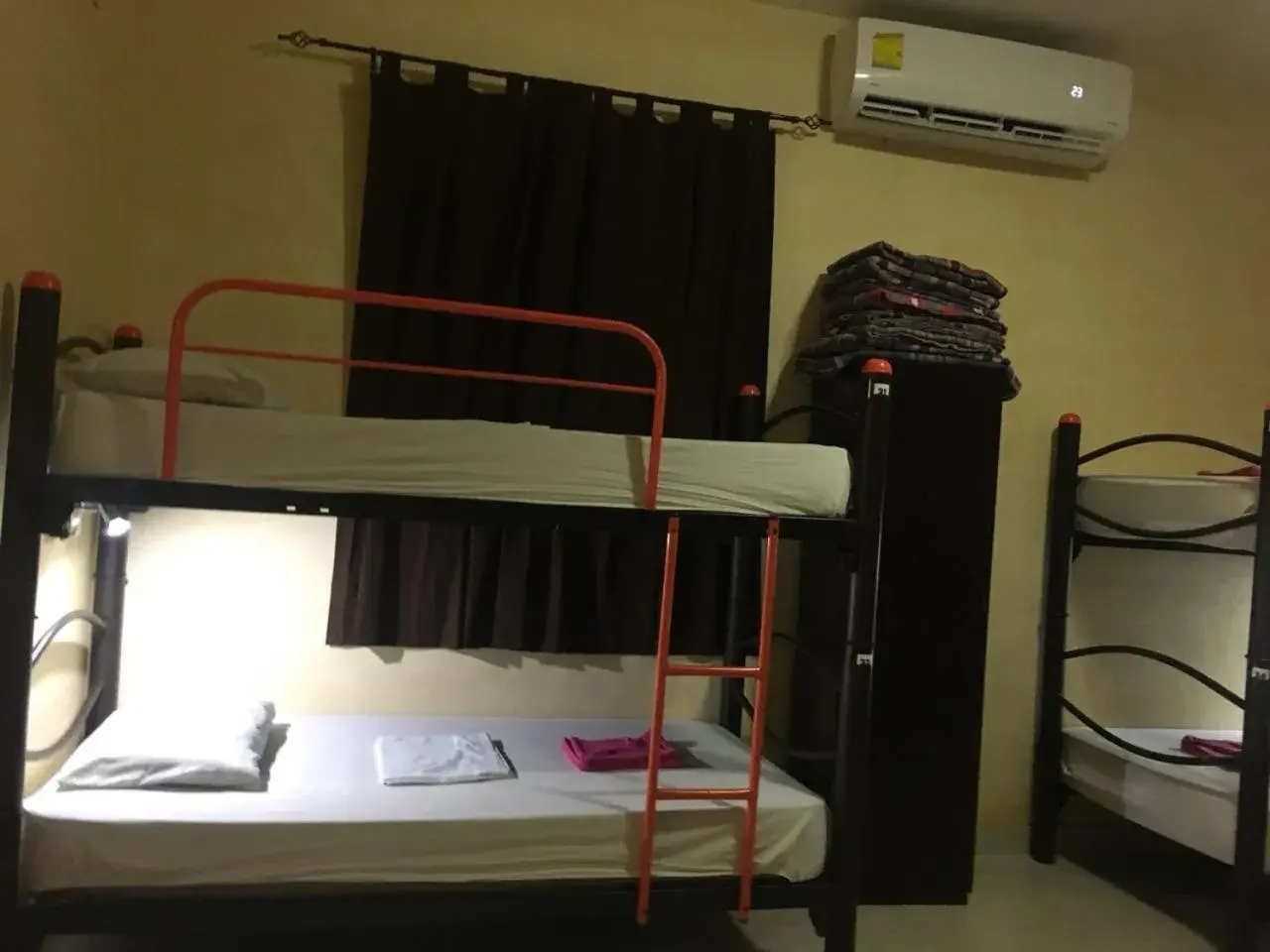 Bed in 6-Bed Dormitory Room in Hostal La Ermita Bed in 6-Bed Dormitory Room in Hostal La Ermita