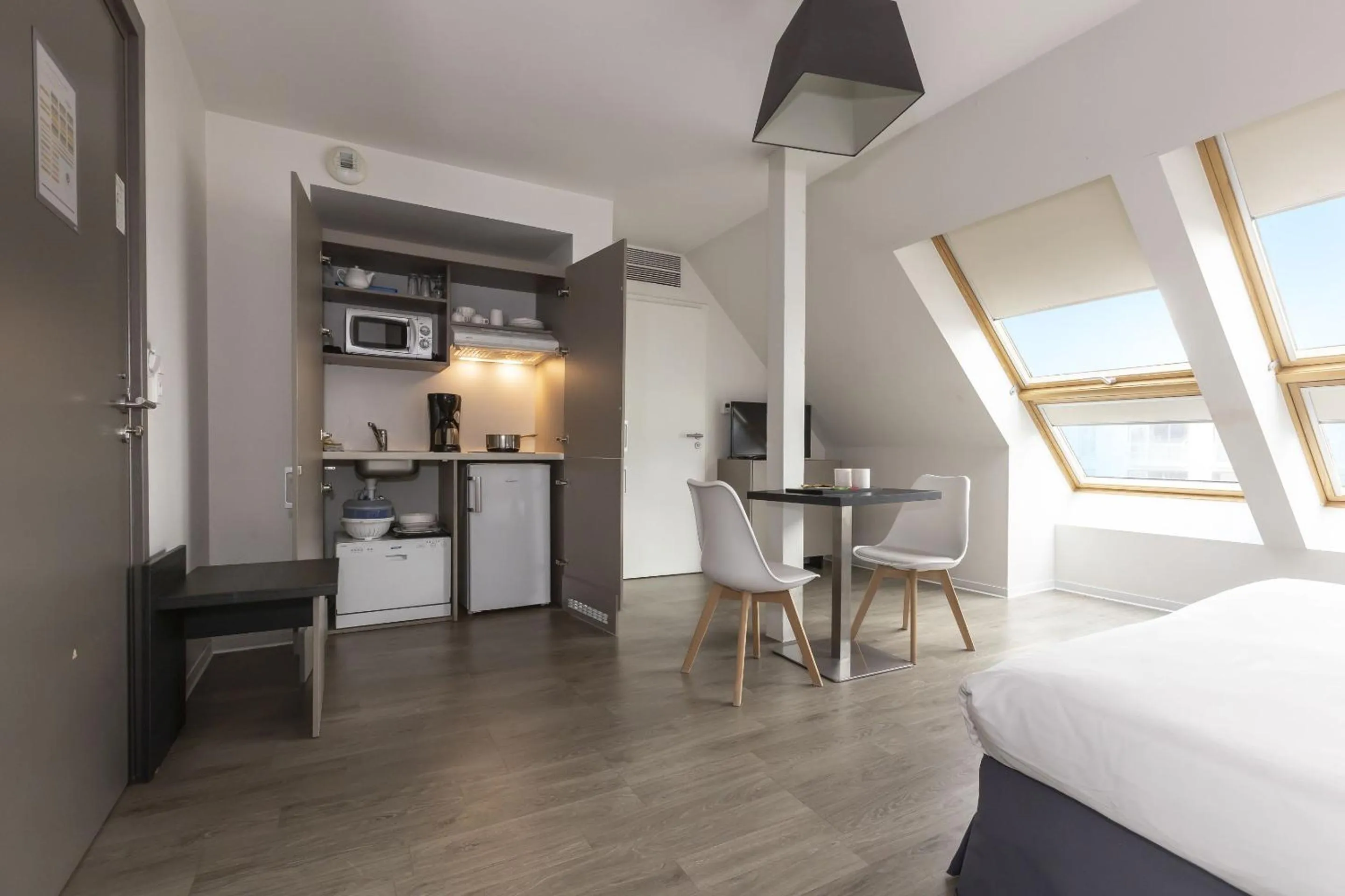 Kitchen or kitchenette, Bed in Appart Hotel Odalys City Colmar La Rose d'Argent
