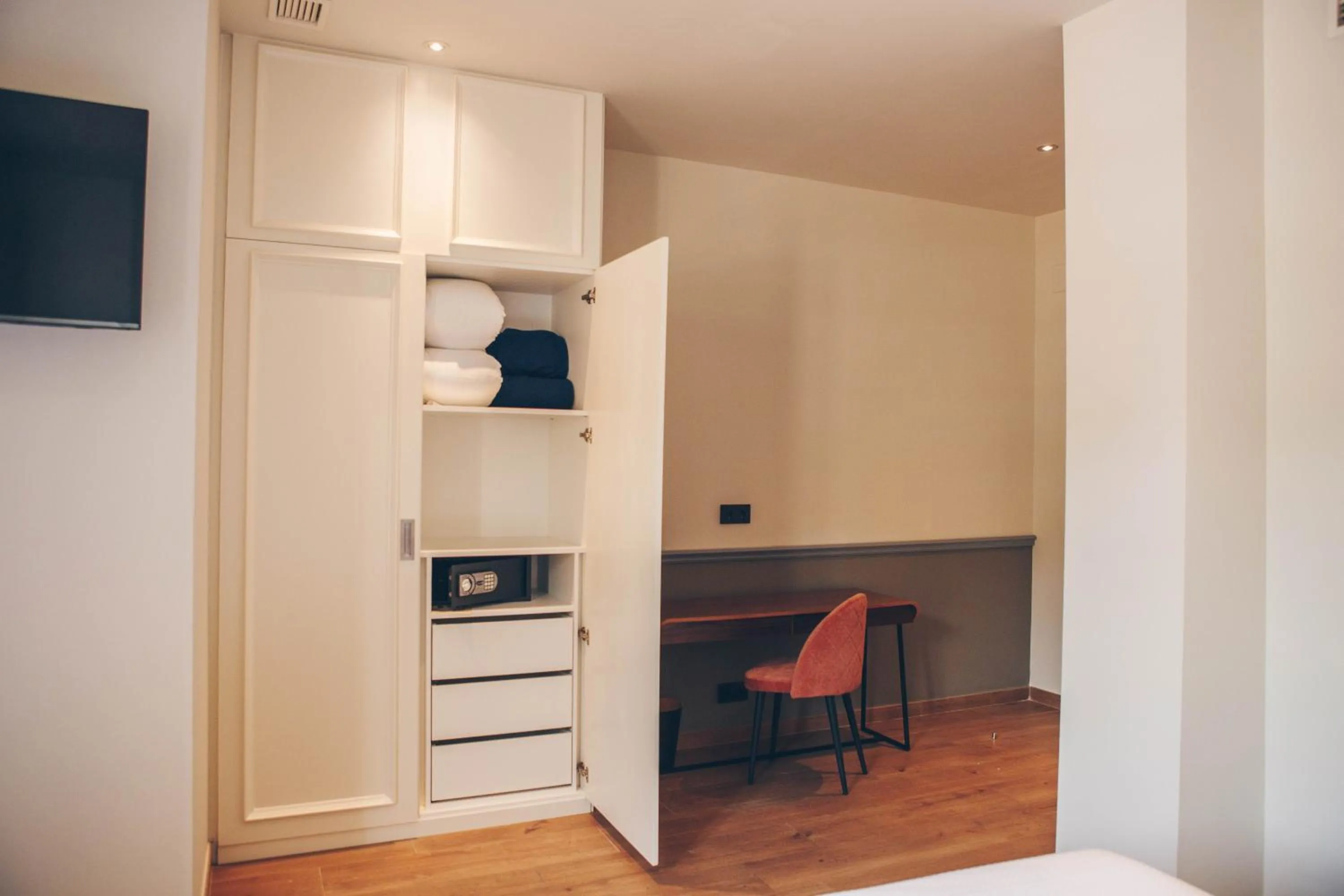 TV and multimedia in Alcazaba Premium Hotel