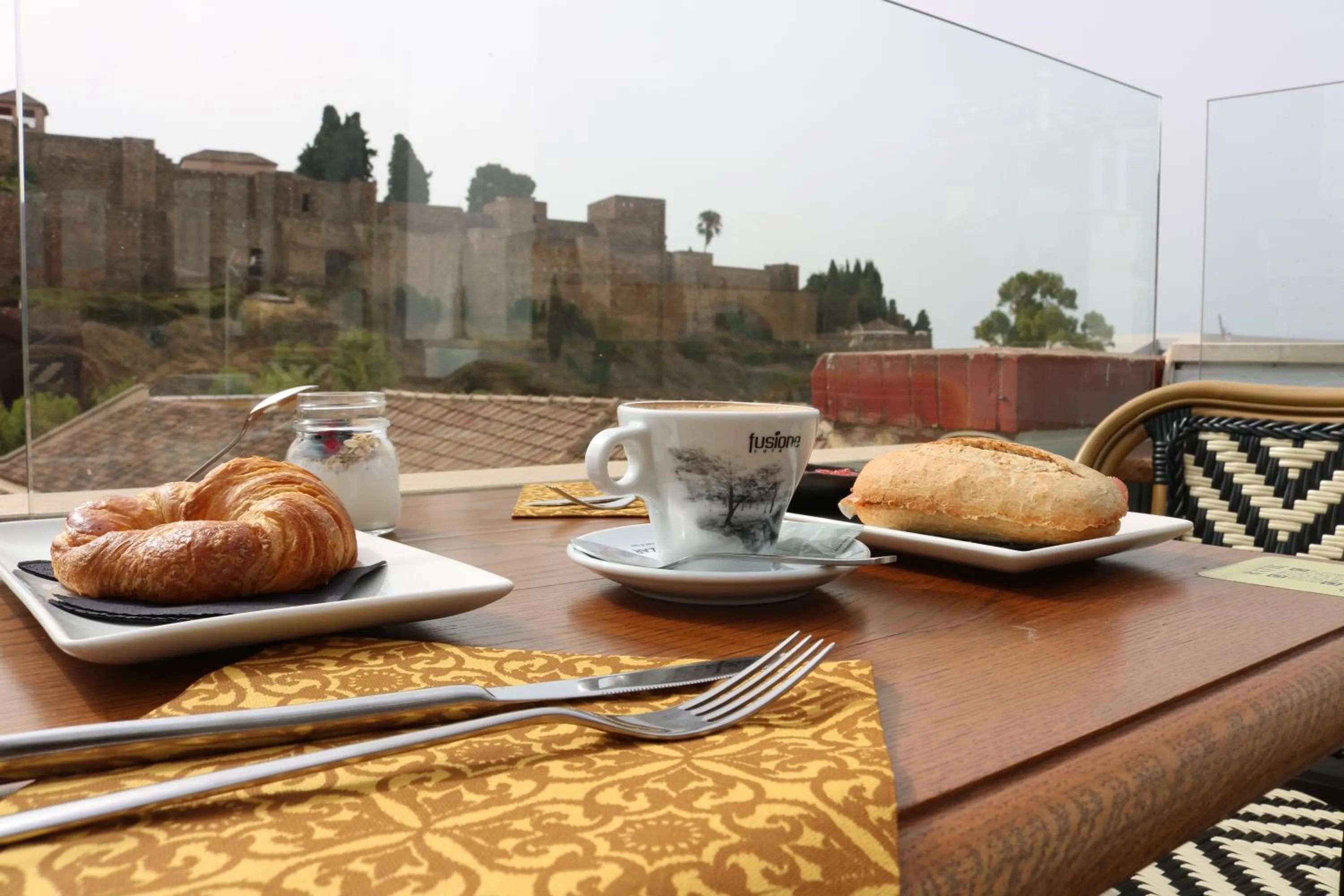 Restaurant/places to eat in Alcazaba Premium Hotel