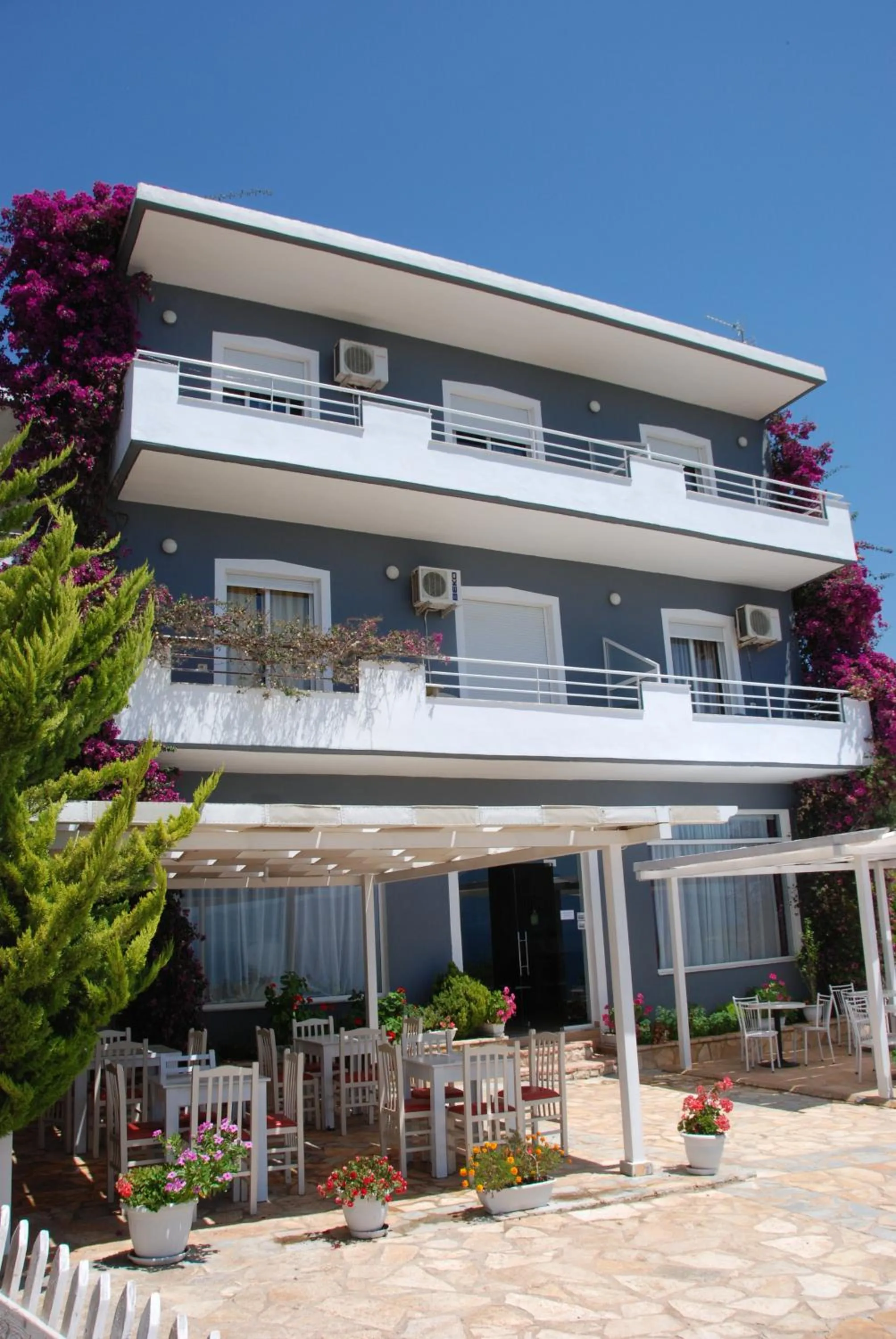 Facade/entrance in Villa Doka