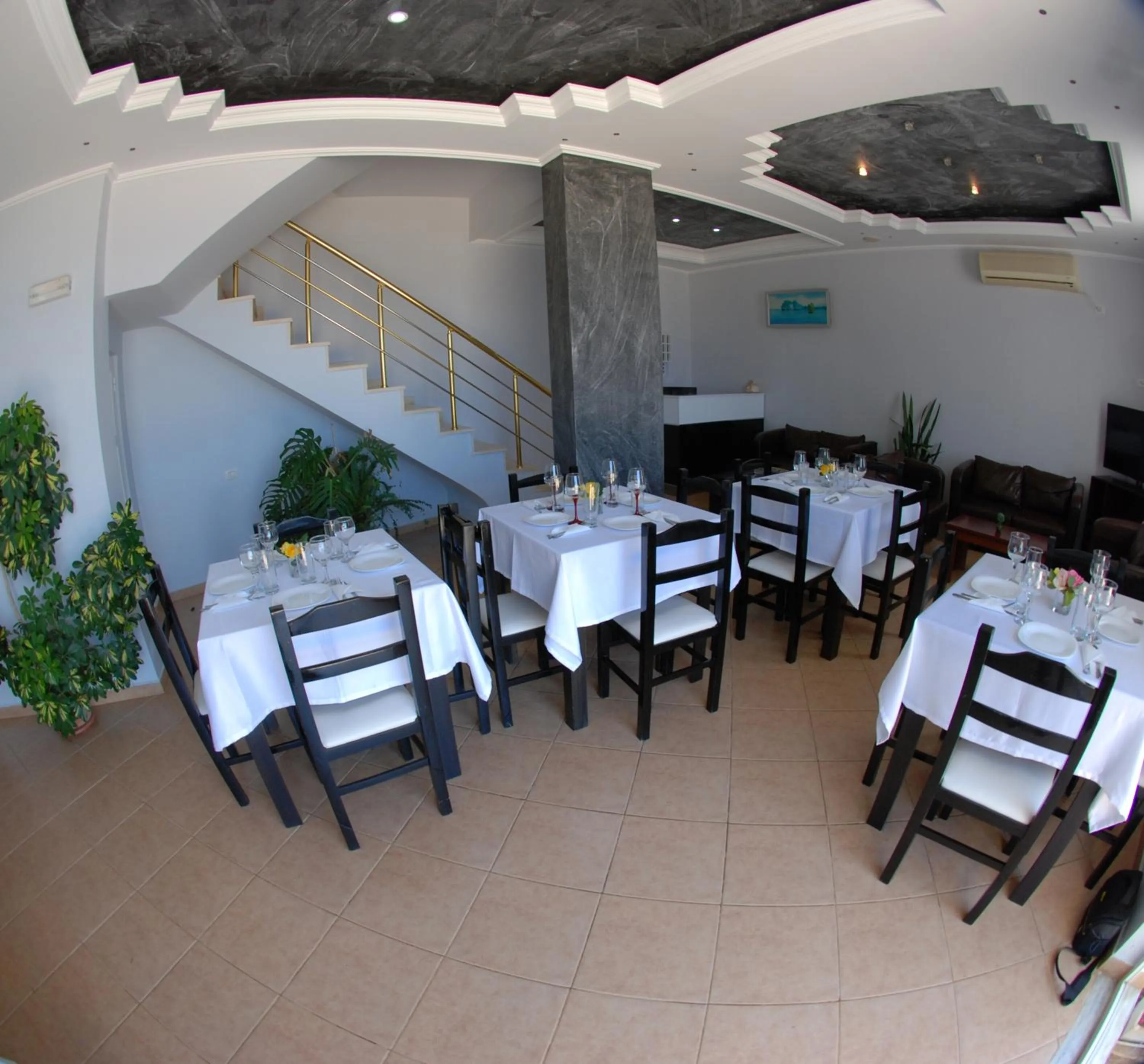 Restaurant/places to eat in Villa Doka