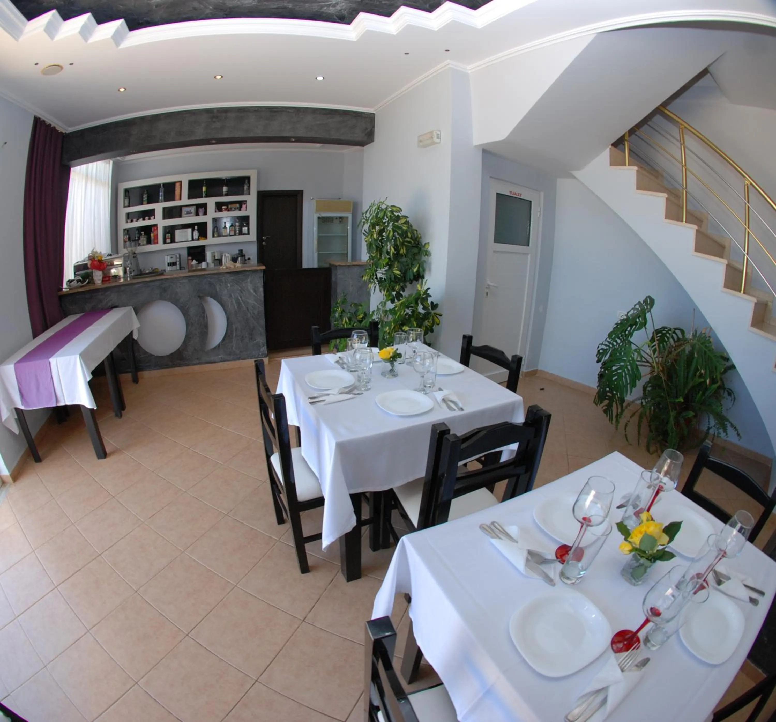 Restaurant/places to eat in Villa Doka