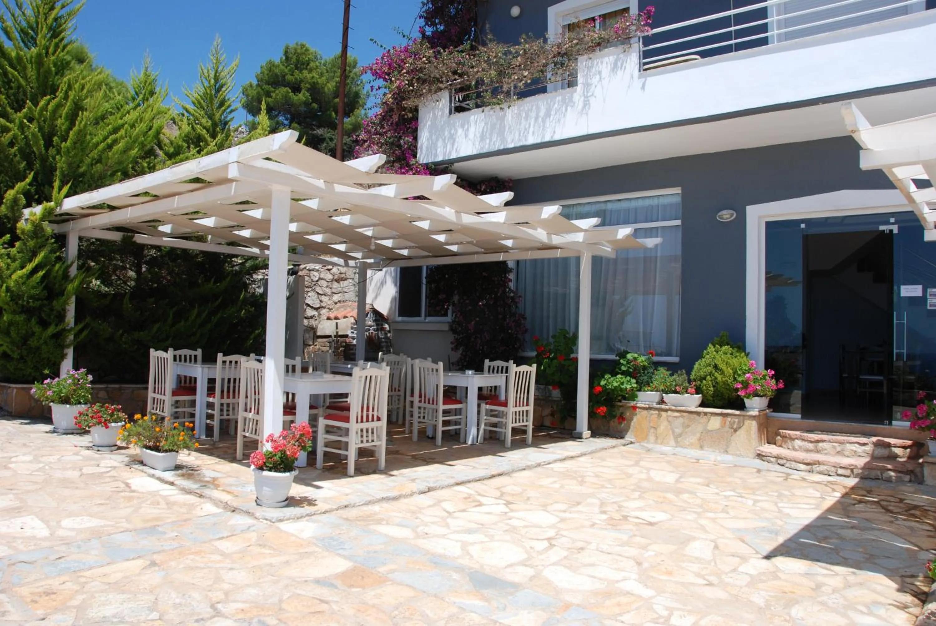 Restaurant/places to eat in Villa Doka