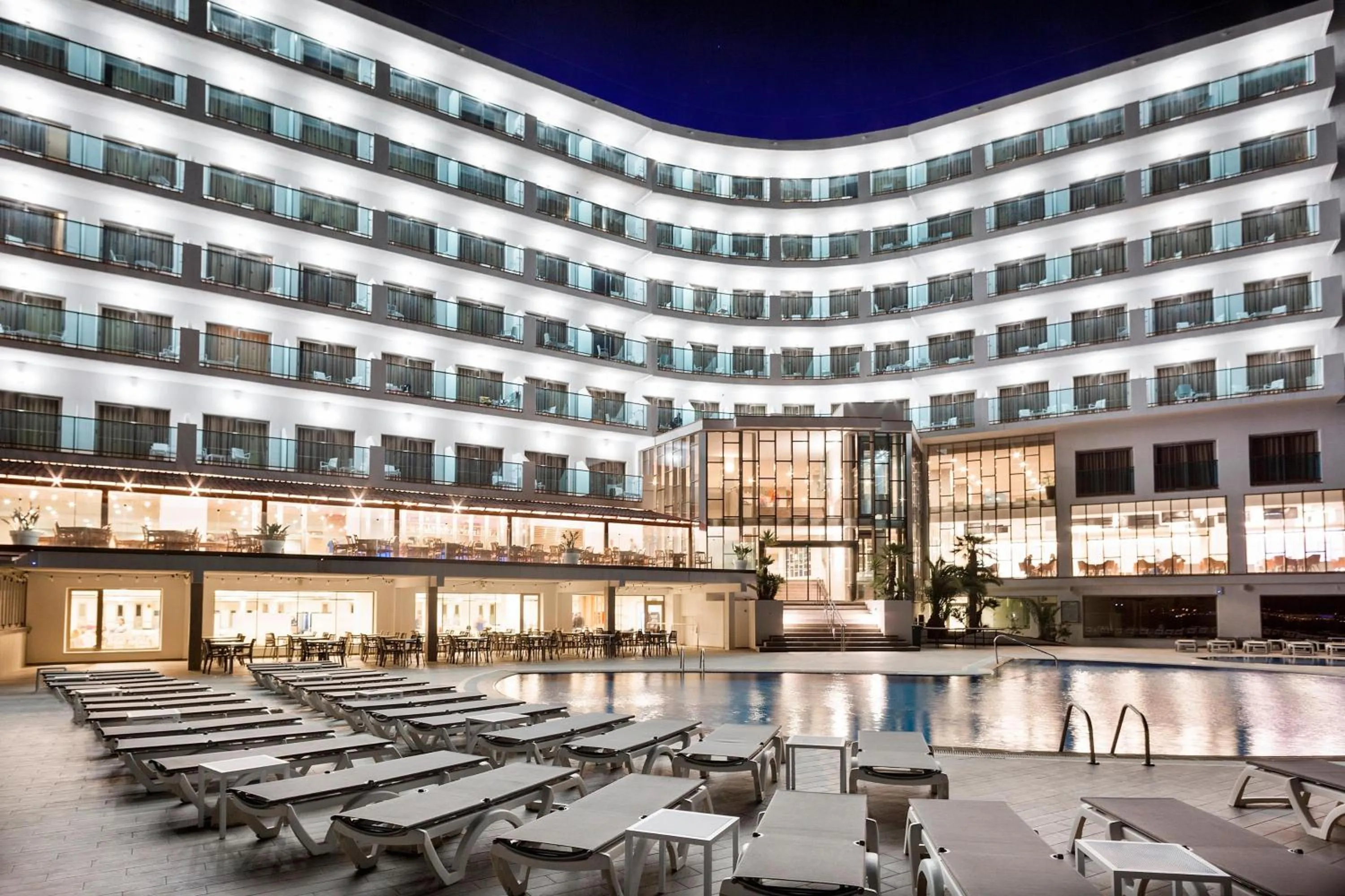 Swimming pool in Hotel Best Negresco