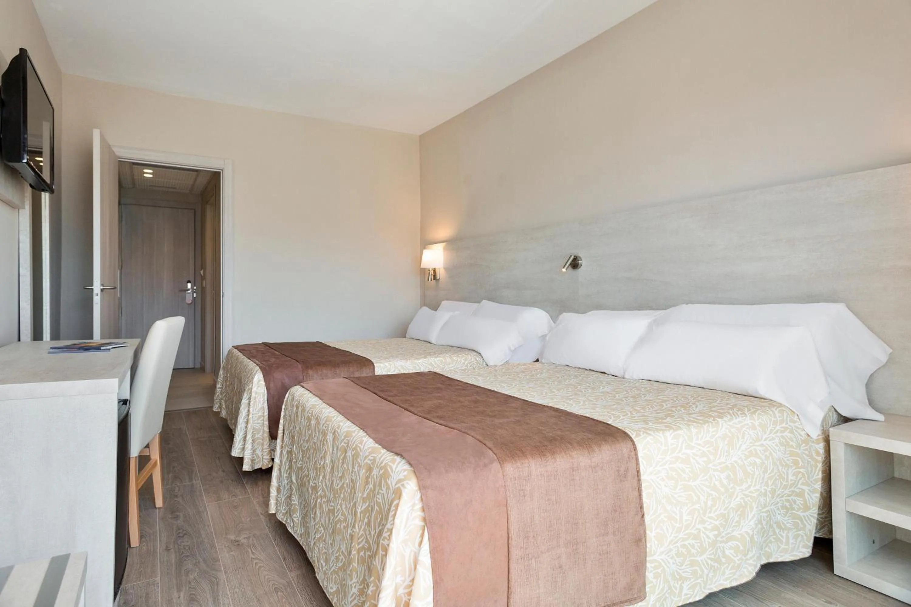 Photo of the whole room, Bed in Hotel Best Negresco