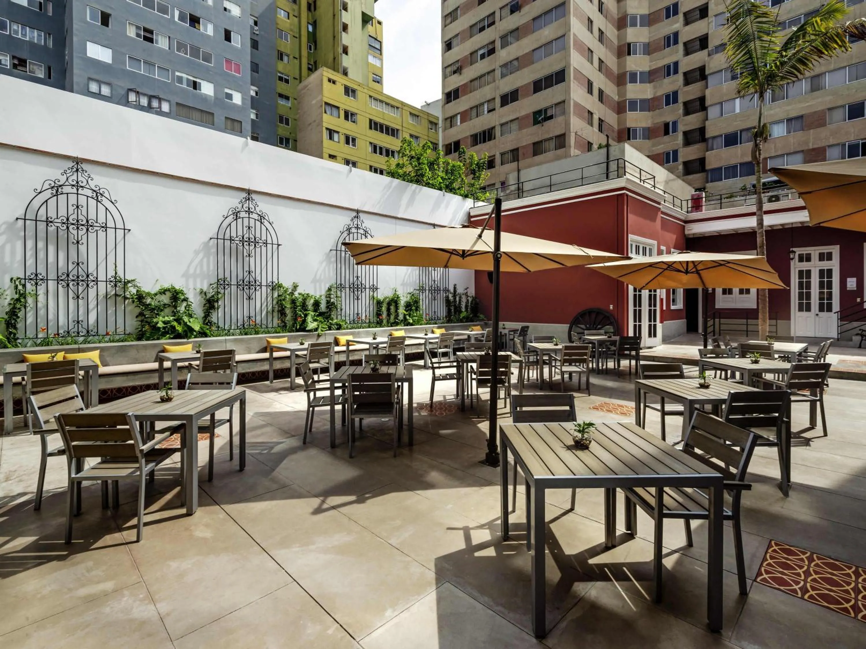 Property building in Mercure Ariosto Lima