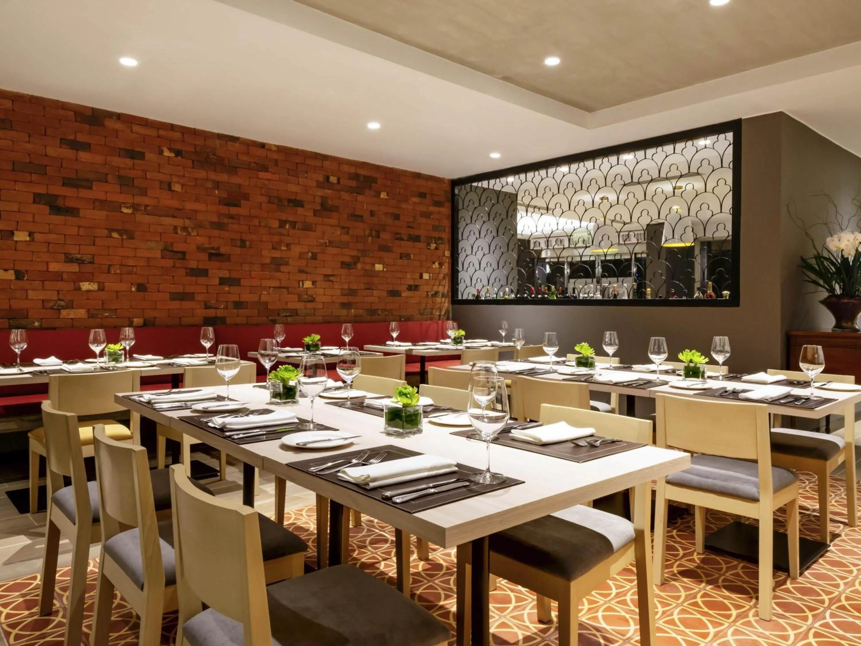 Restaurant/places to eat in Mercure Ariosto Lima