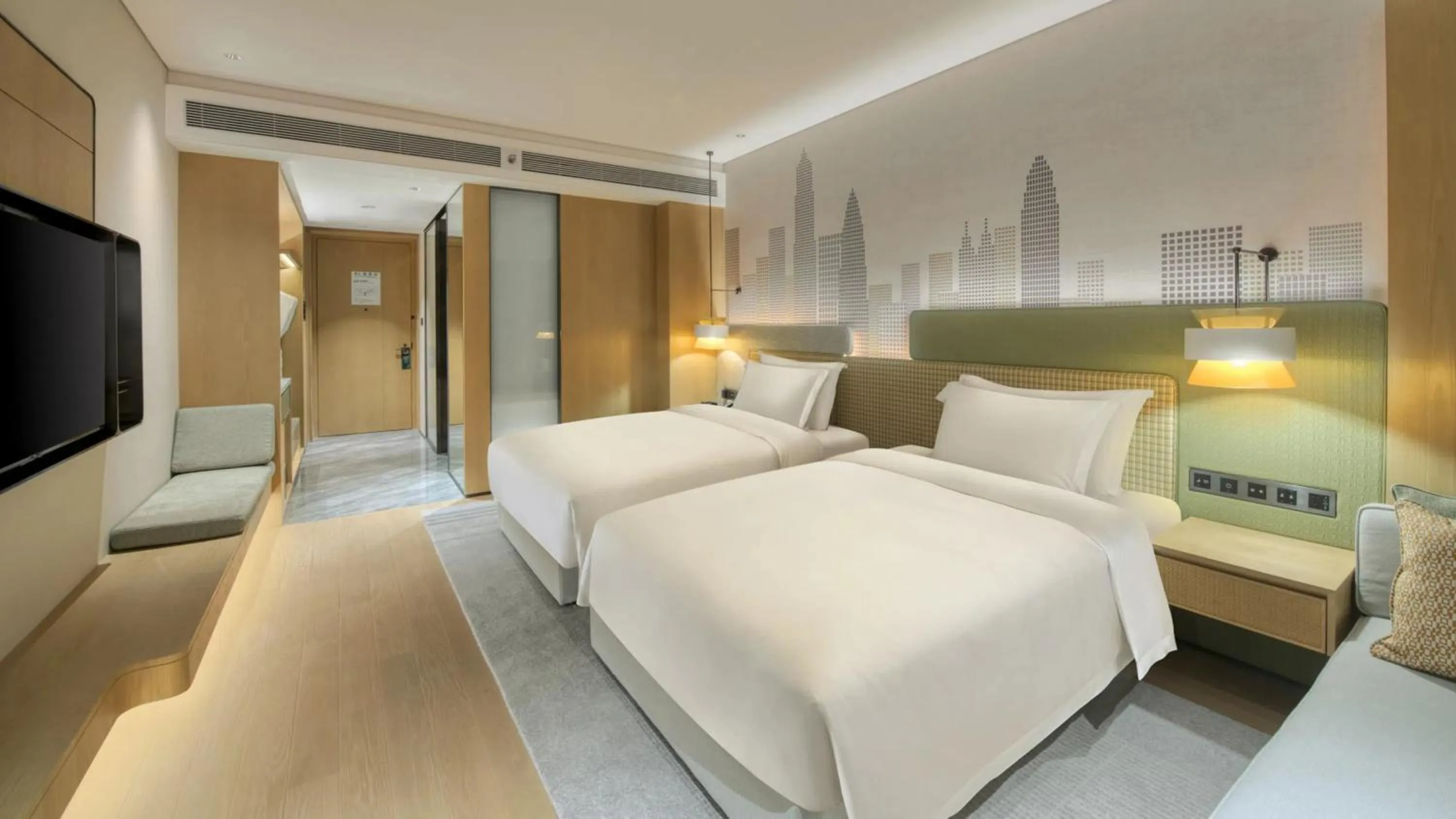 Photo of the whole room, Bed in Holiday Inn Shenzhen Nanshan by IHG