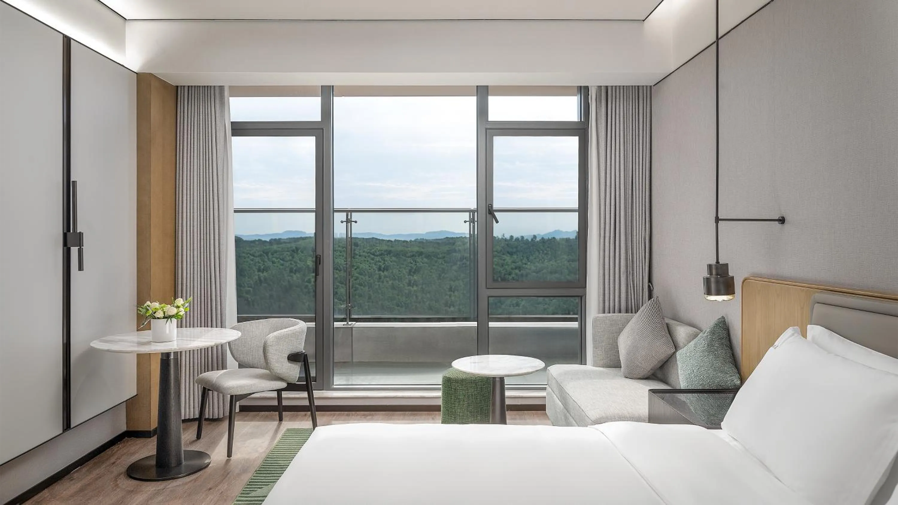 Balcony/Terrace, Bed in Holiday Inn Wuhan Houguan Lake by IHG