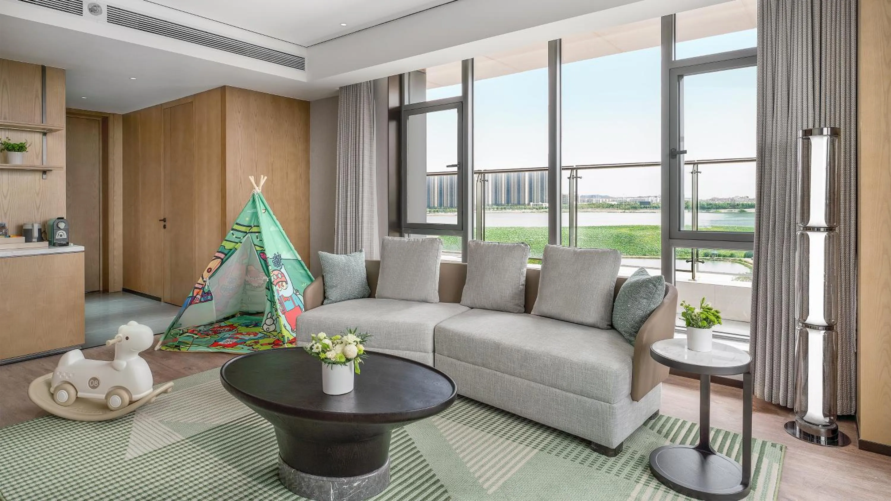 Bedroom in Holiday Inn Wuhan Houguan Lake by IHG