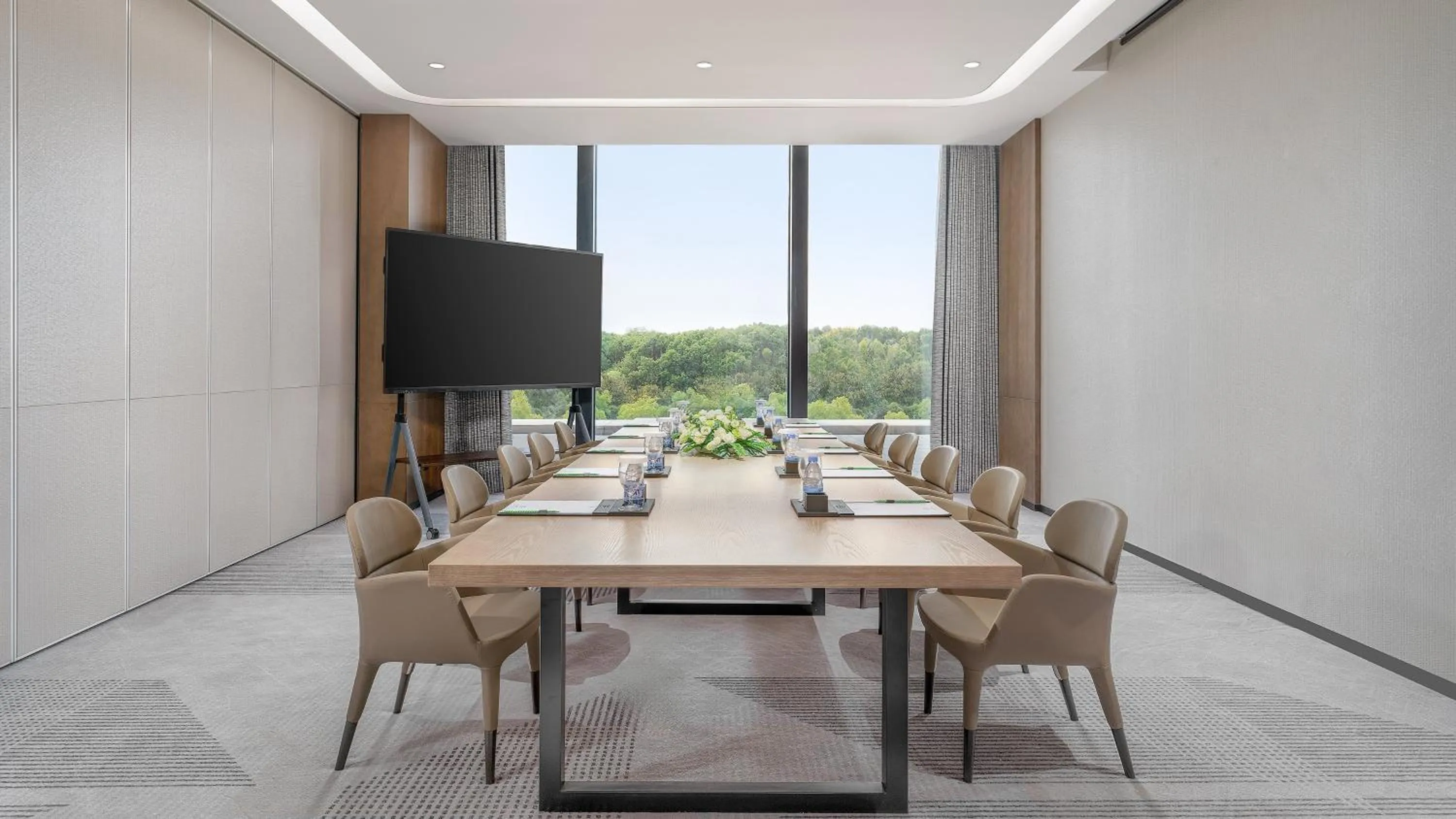 Meeting/conference room in Holiday Inn Wuhan Houguan Lake by IHG