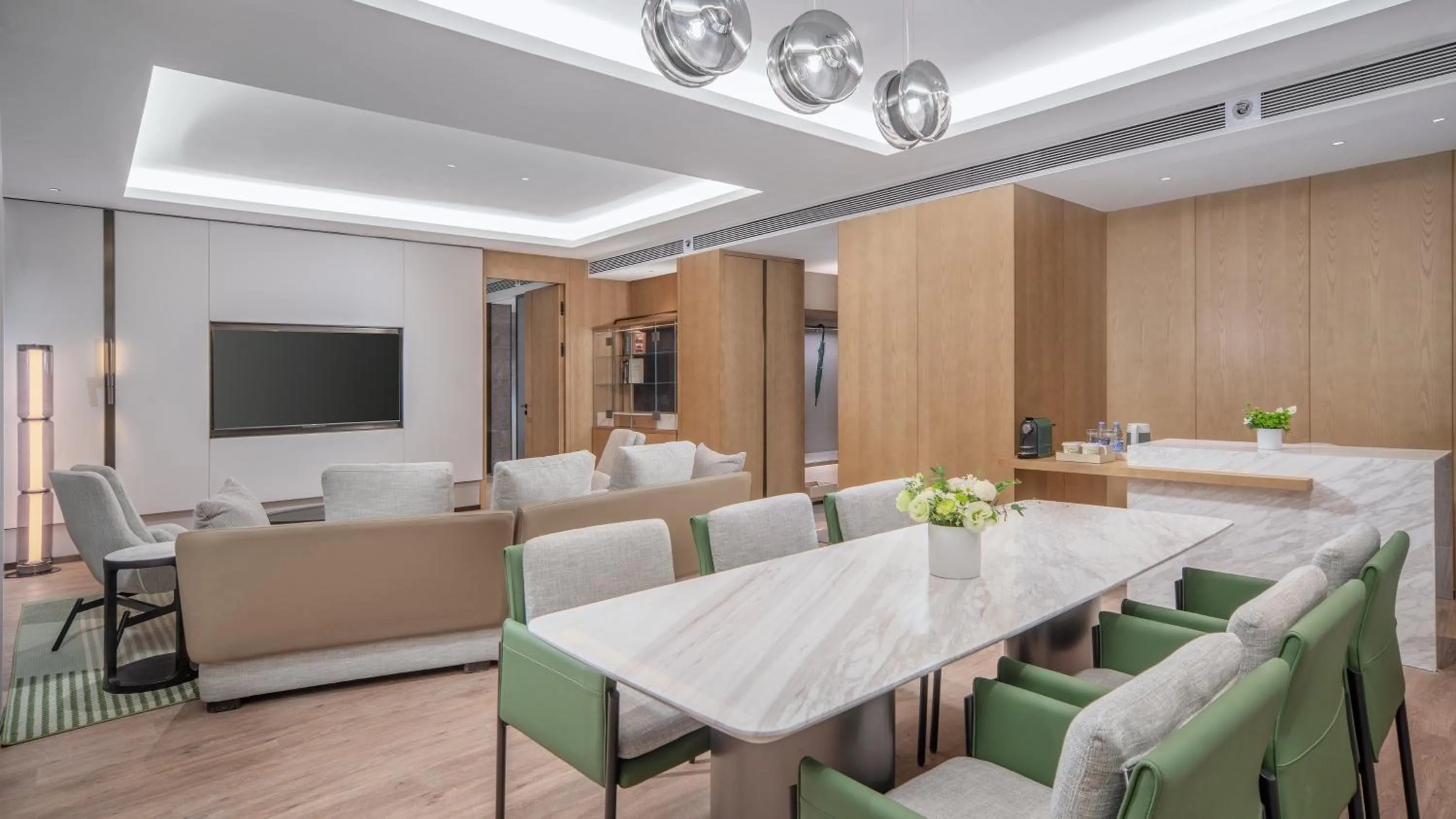 Bedroom in Holiday Inn Wuhan Houguan Lake by IHG