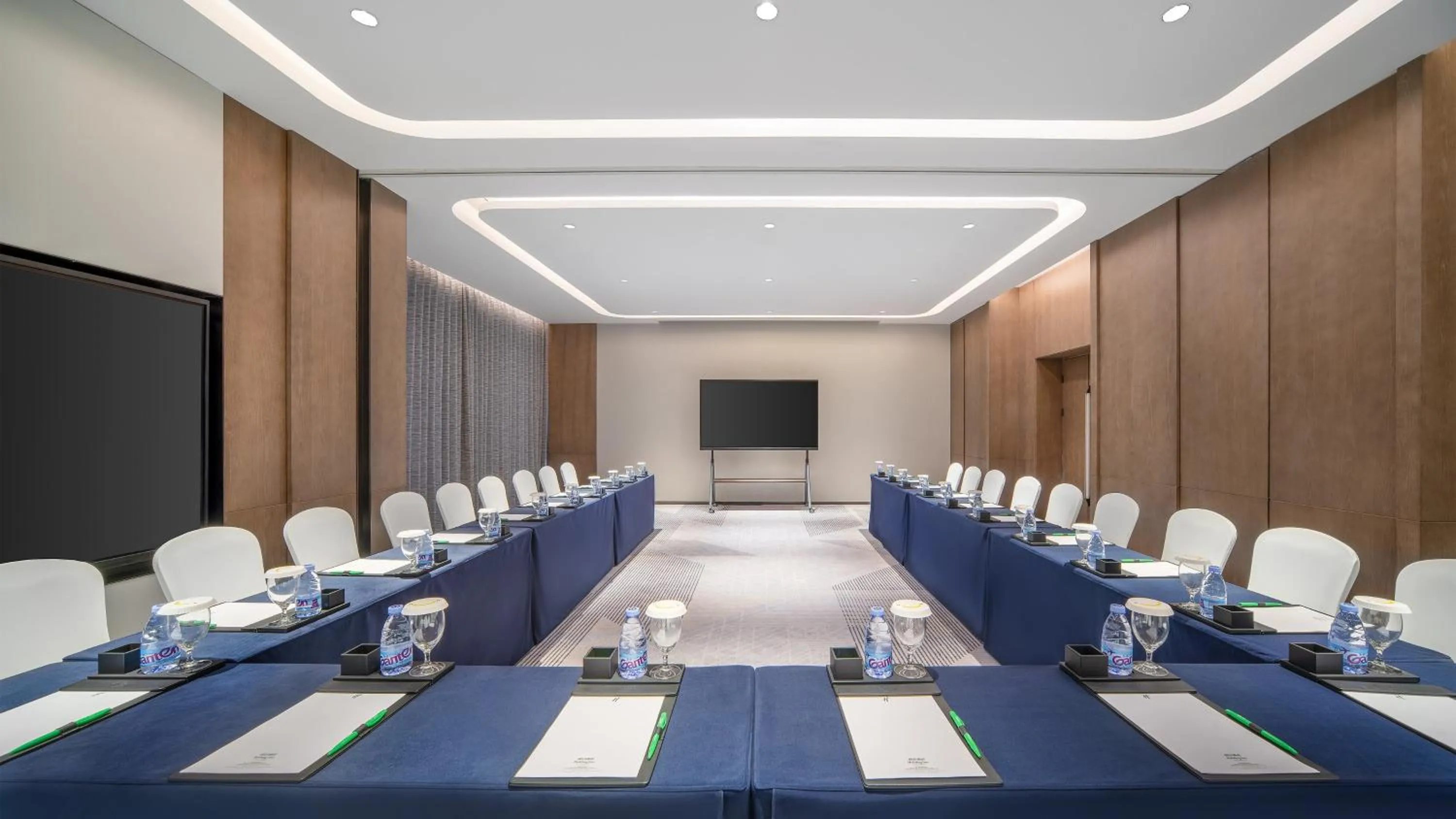 Meeting/conference room in Holiday Inn Wuhan Houguan Lake by IHG