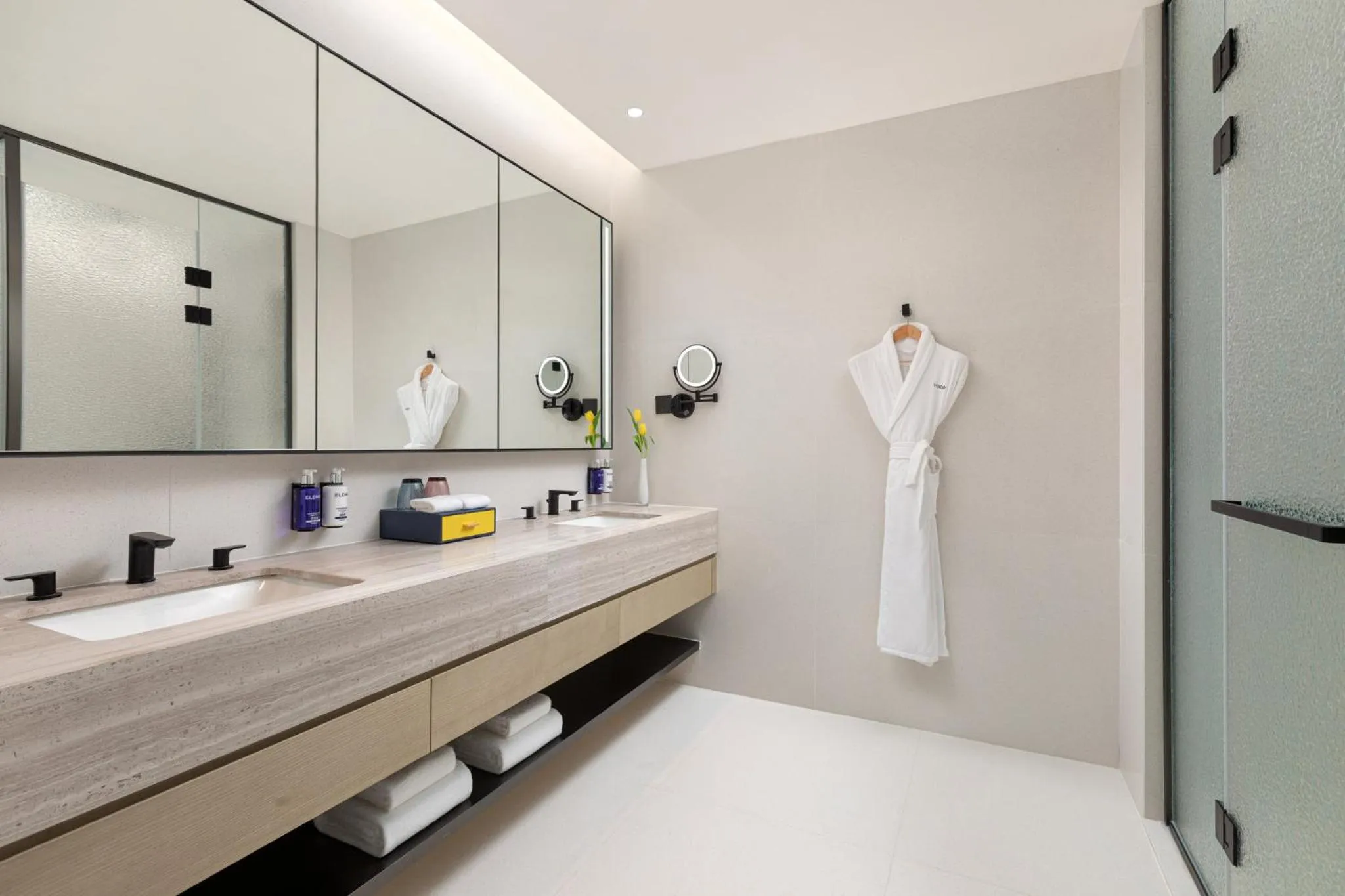 Photo of the whole room in voco Suites Shanghai Hongqiao CBD by IHG