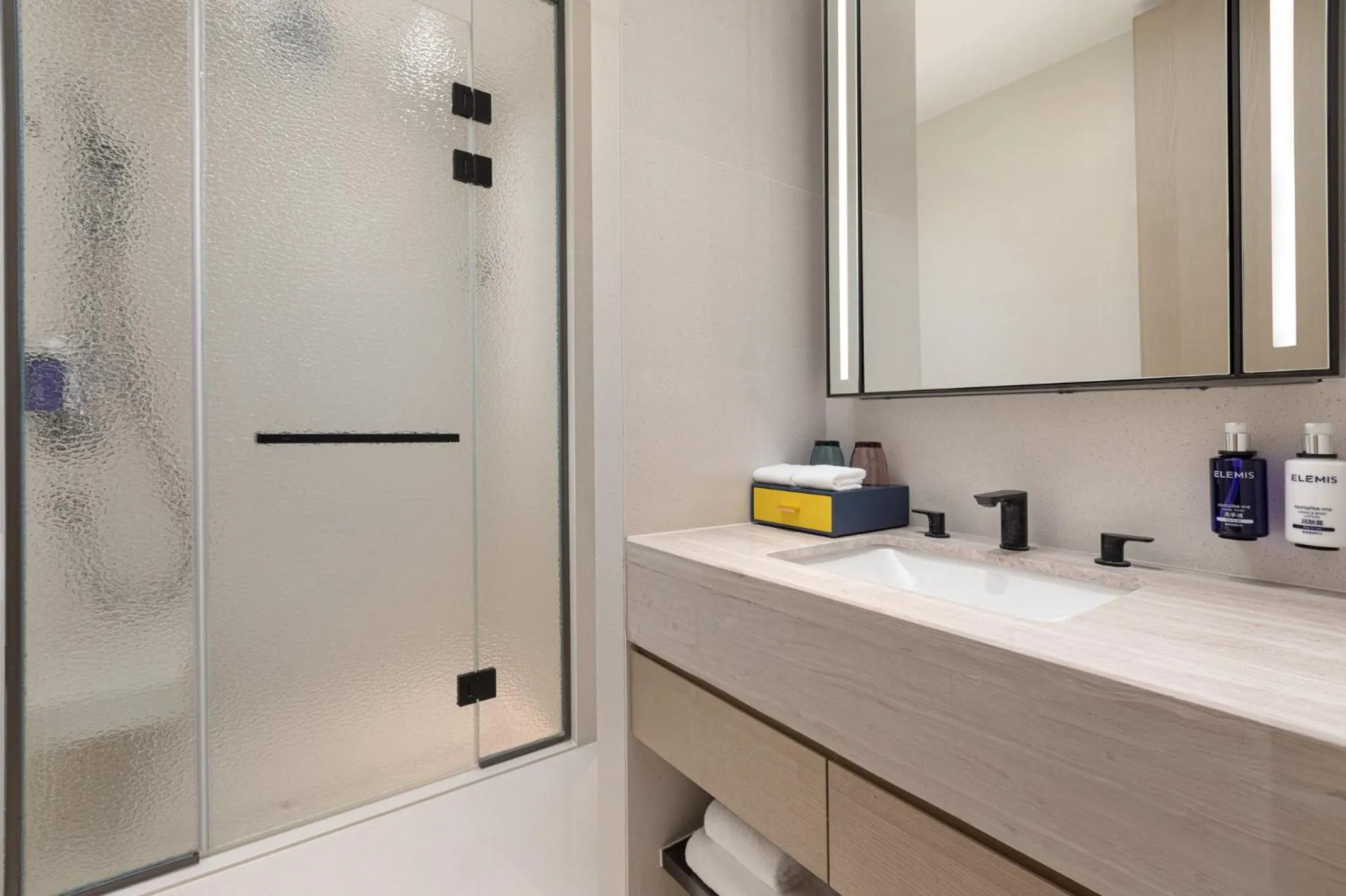 Photo of the whole room in voco Suites Shanghai Hongqiao CBD by IHG