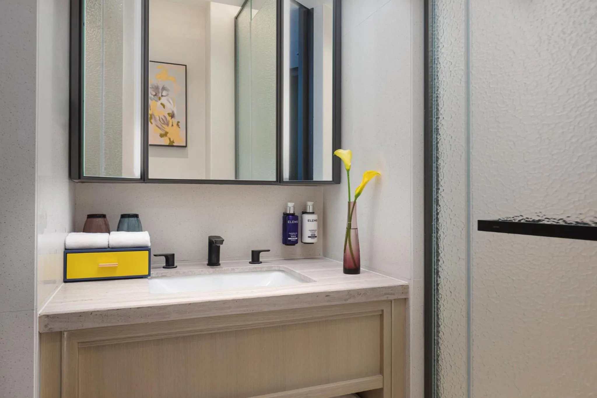 Photo of the whole room in voco Suites Shanghai Hongqiao CBD by IHG