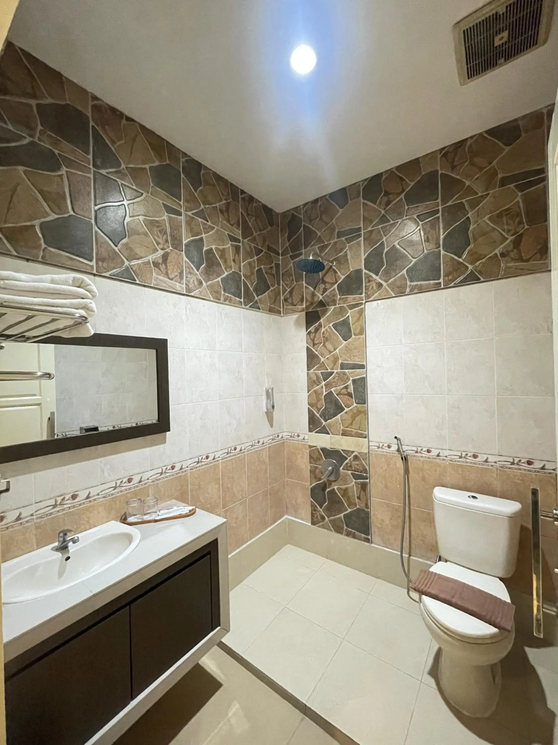 Shower in Soeltan Luxe Hotel Lampung