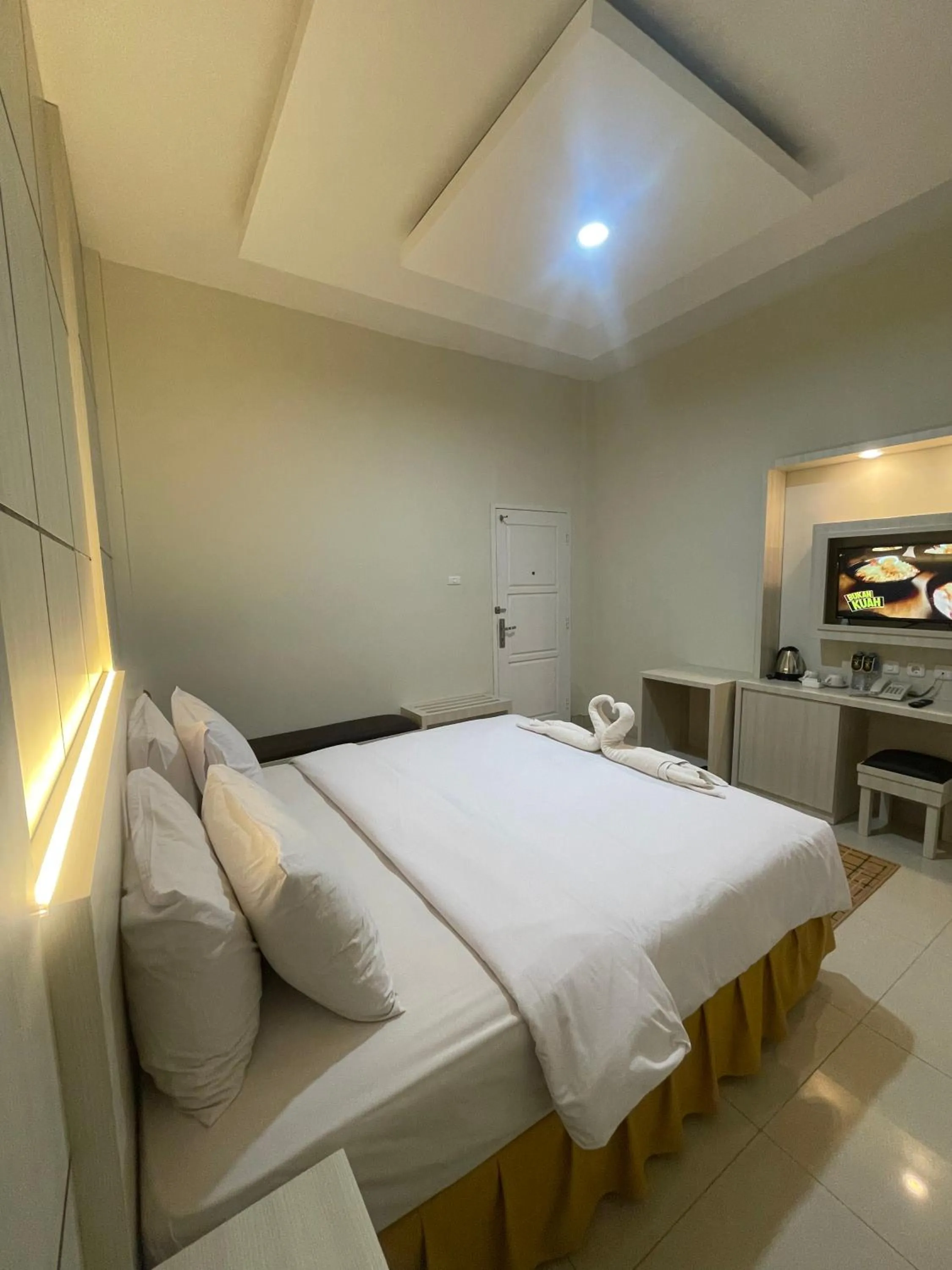 TV and multimedia, Bed in Soeltan Luxe Hotel Lampung