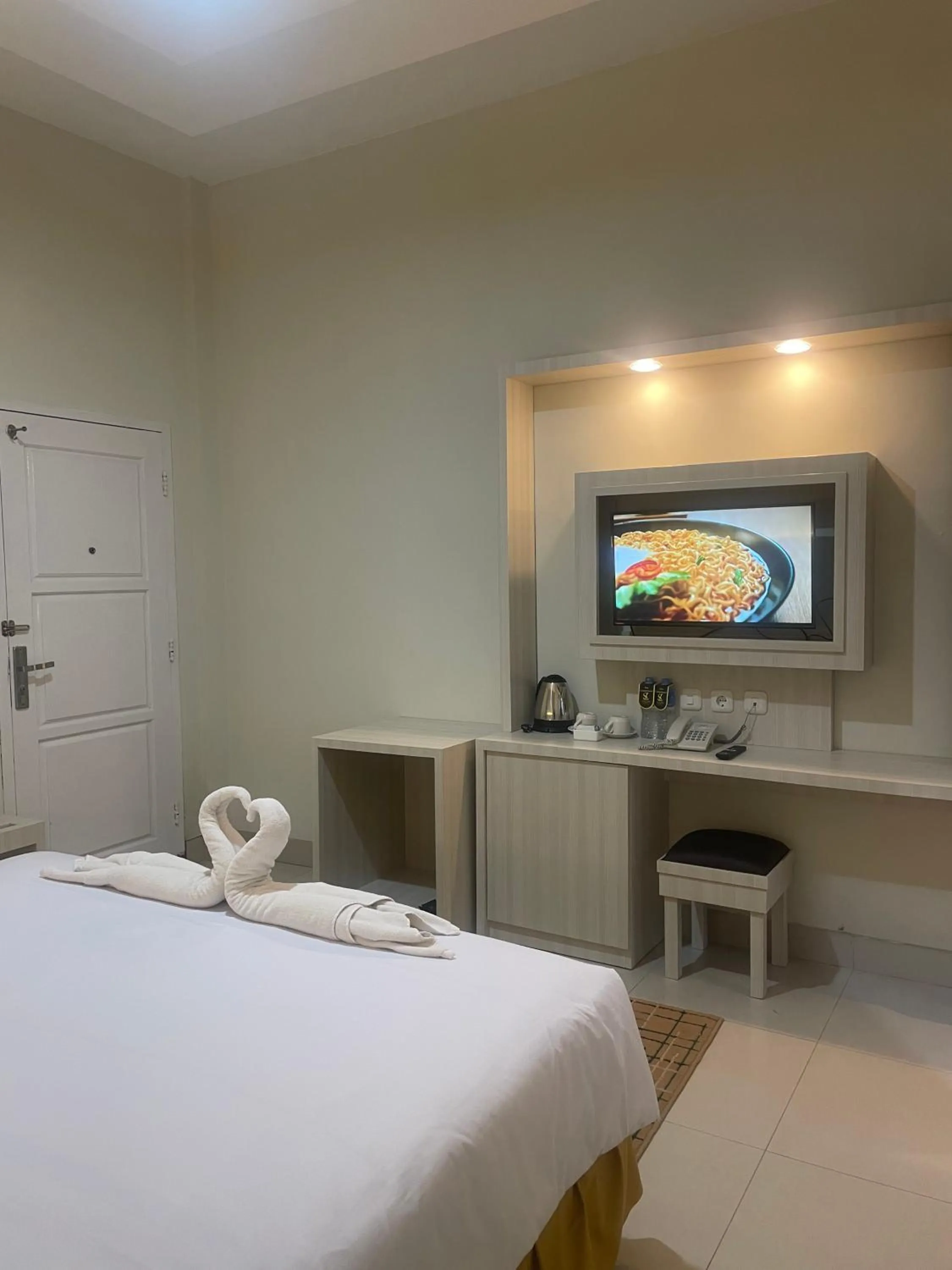 TV and multimedia, Bed in Soeltan Luxe Hotel Lampung