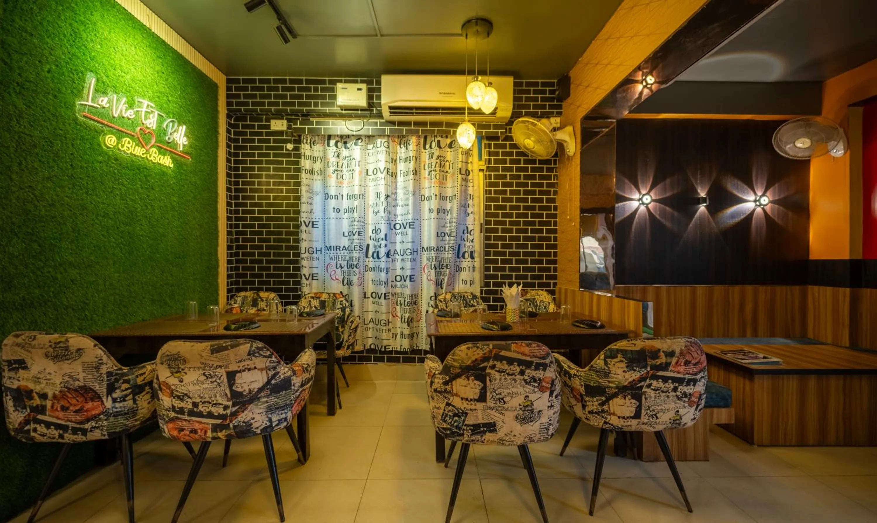 Restaurant/places to eat in Treebo Taj Square, 10 Mins From Airport