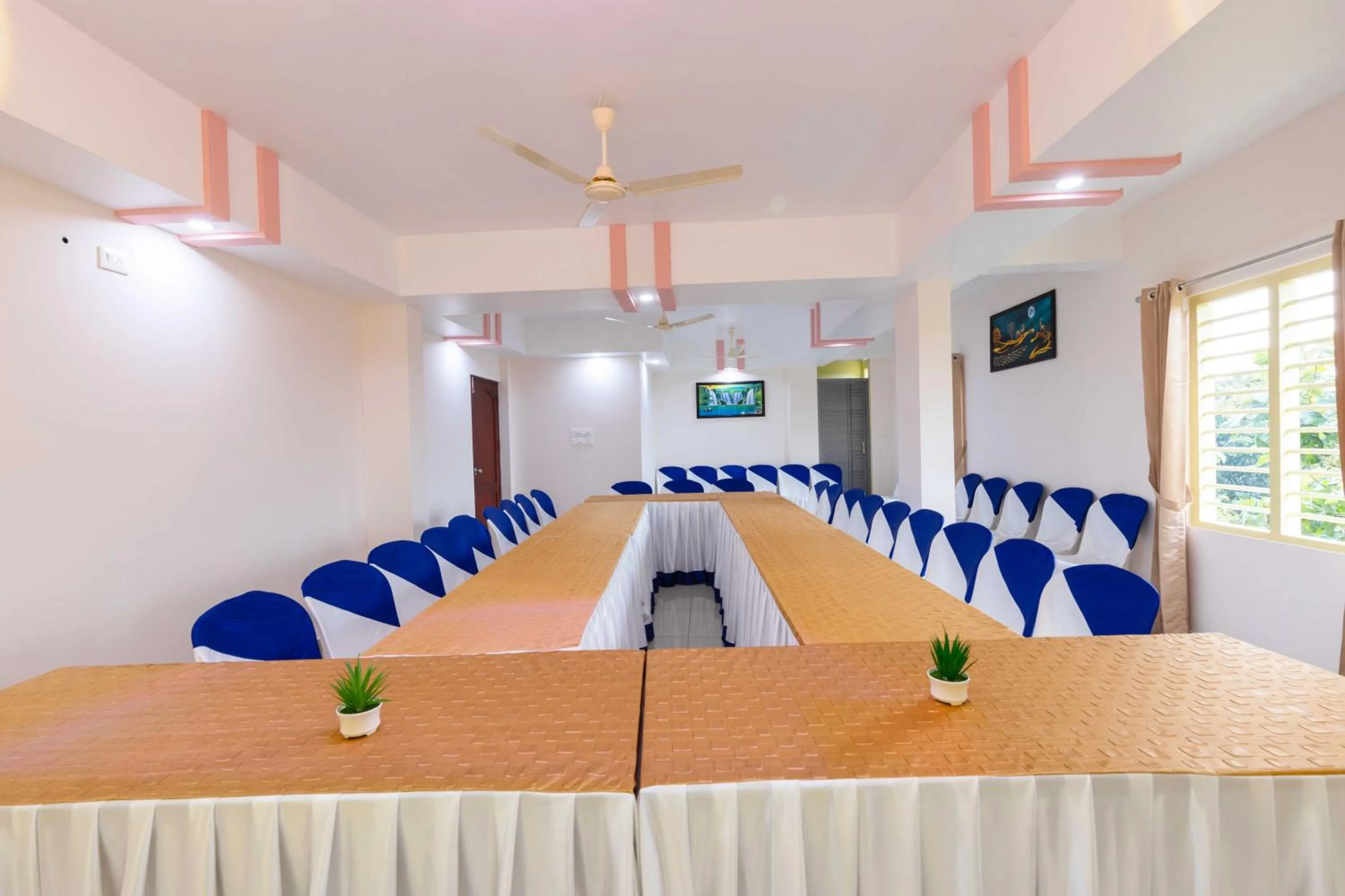 Meeting/conference room in Treebo Airsuite Airport Hotel
