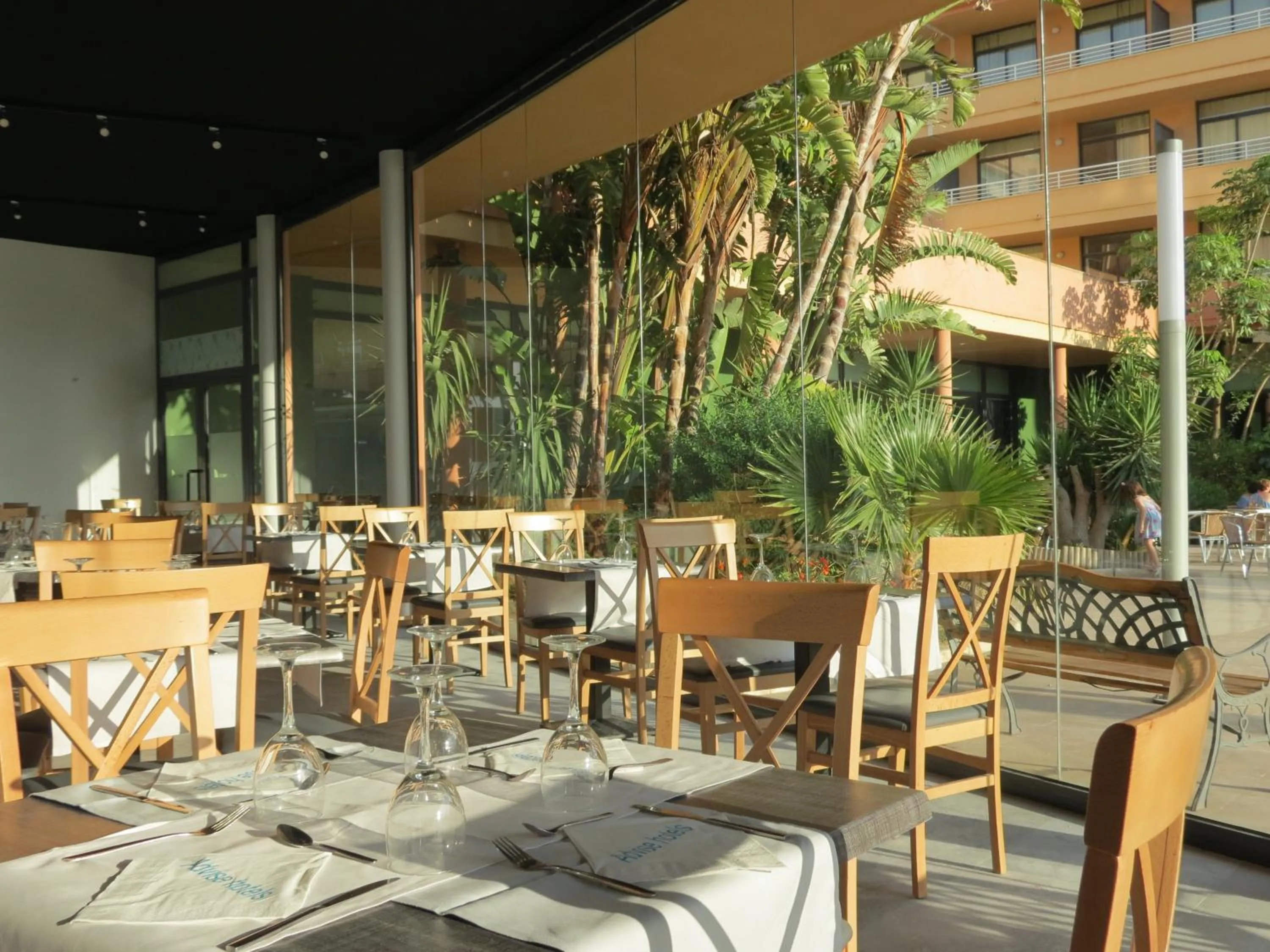 Restaurant/places to eat in Advise Hotels Reina