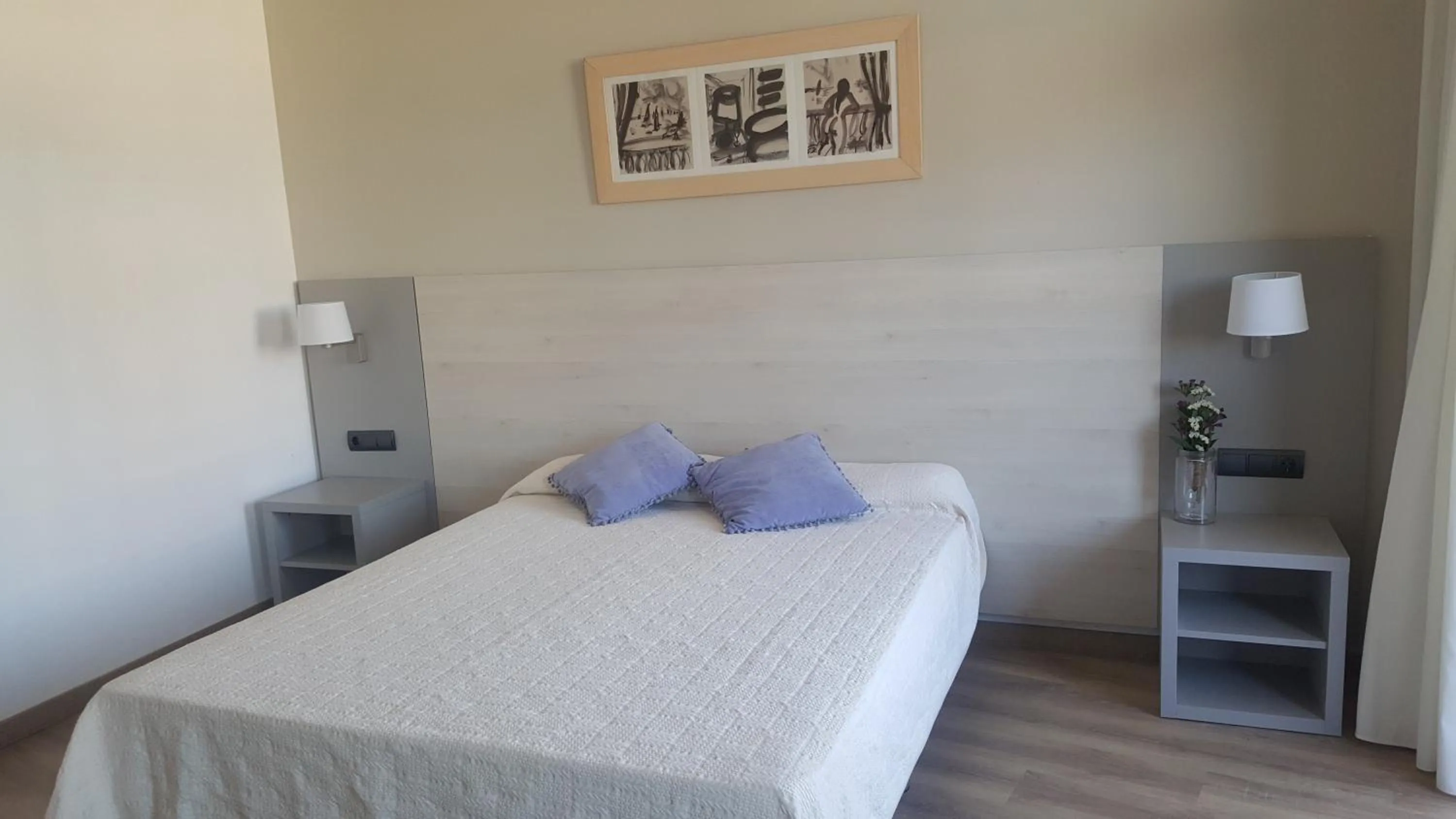 Photo of the whole room, Bed in Advise Hotels Reina