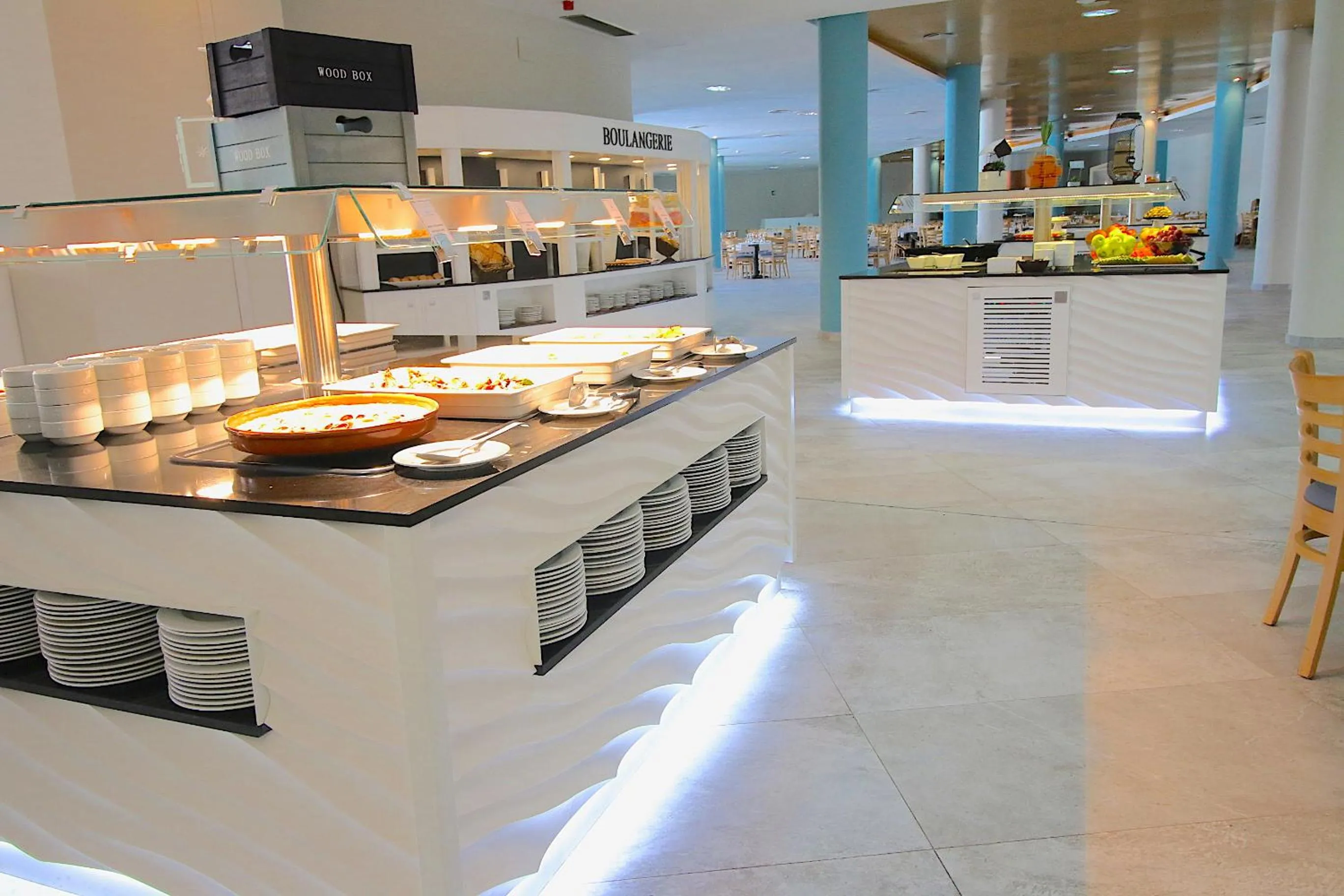 Restaurant/places to eat in Advise Hotels Reina