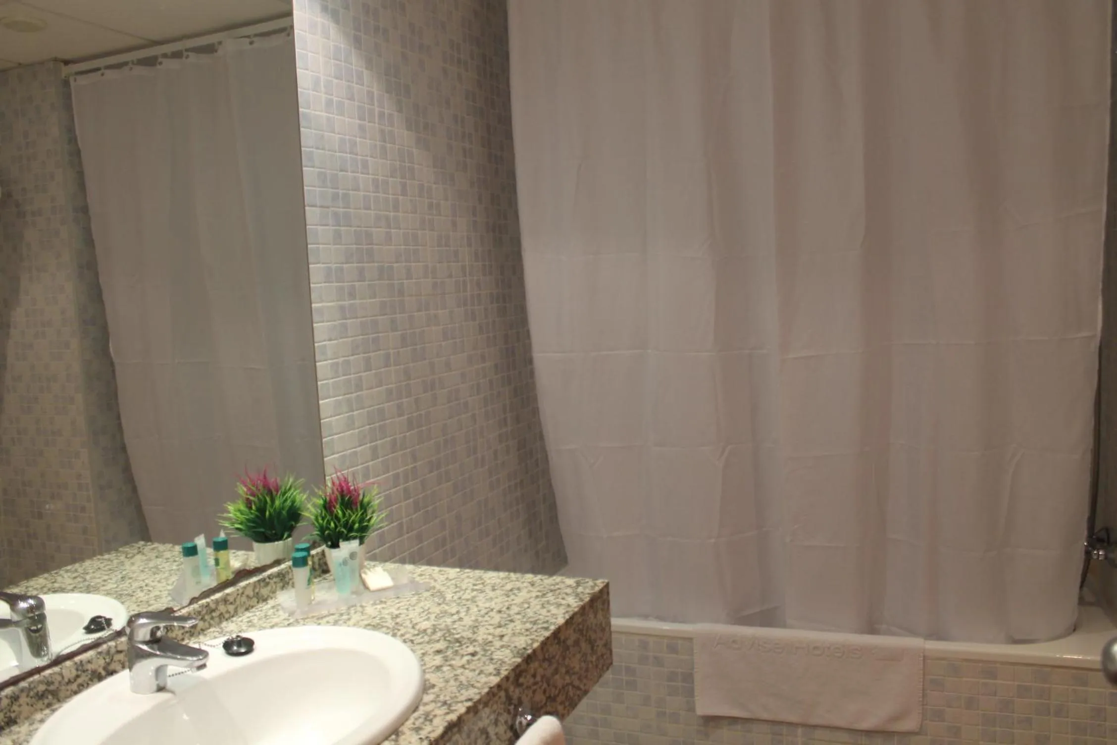 Bathroom in Advise Hotels Reina