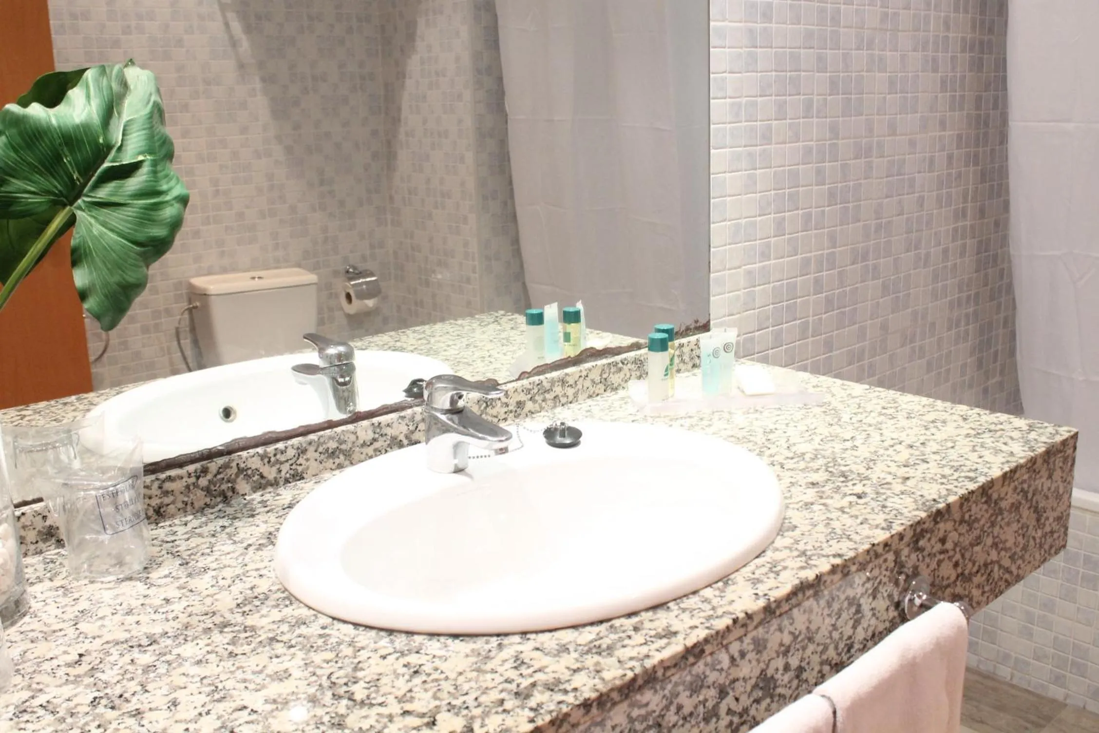 Bathroom in Advise Hotels Reina