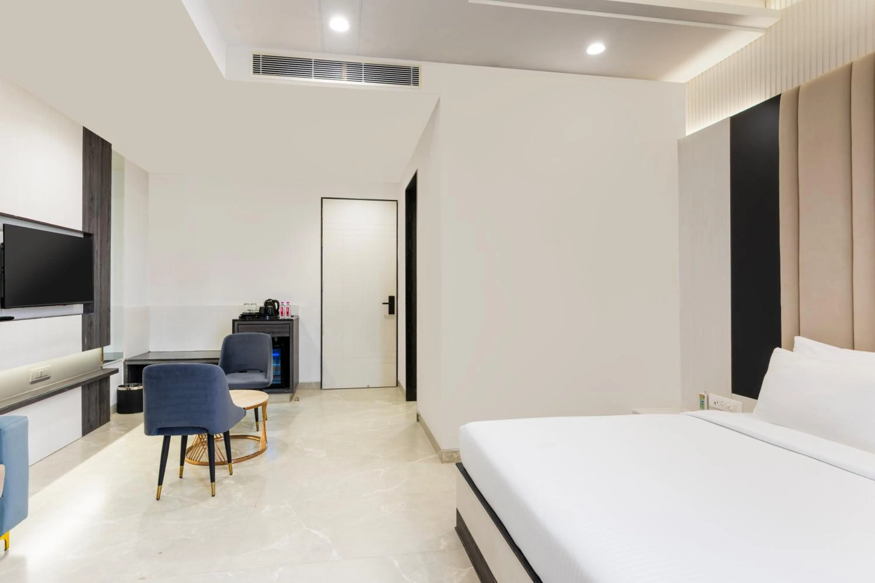 Evening entertainment, Bed in Hotel Elinor By Dazzling Hotels & Resorts