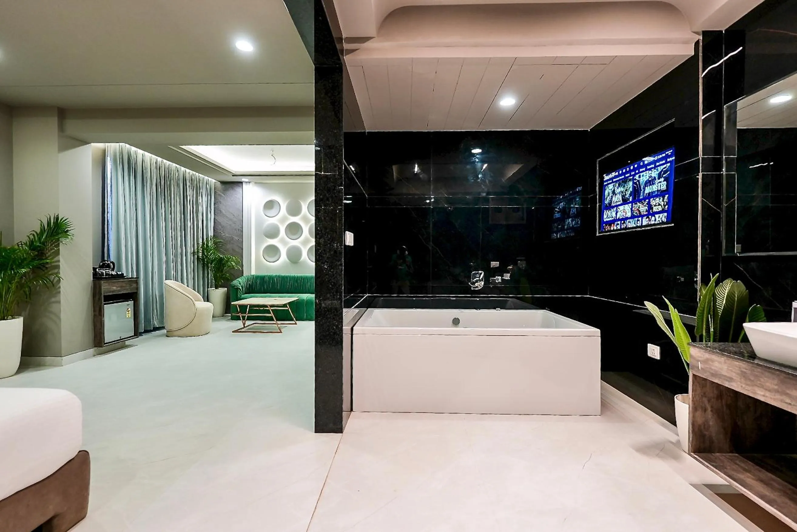 Bathroom in Hotel Elinor By Dazzling Hotels & Resorts