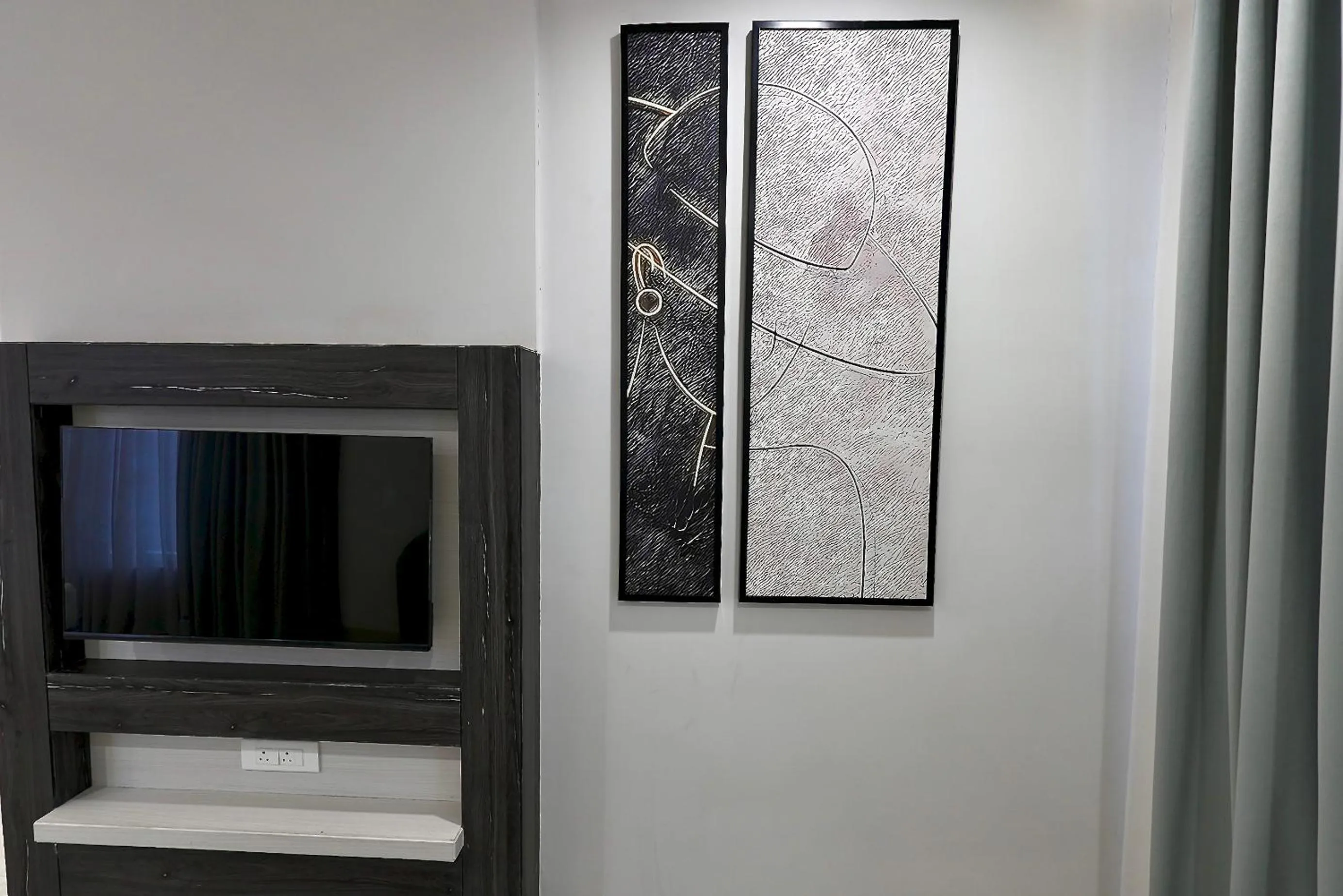 TV and multimedia in Hotel Elinor By Dazzling Hotels & Resorts