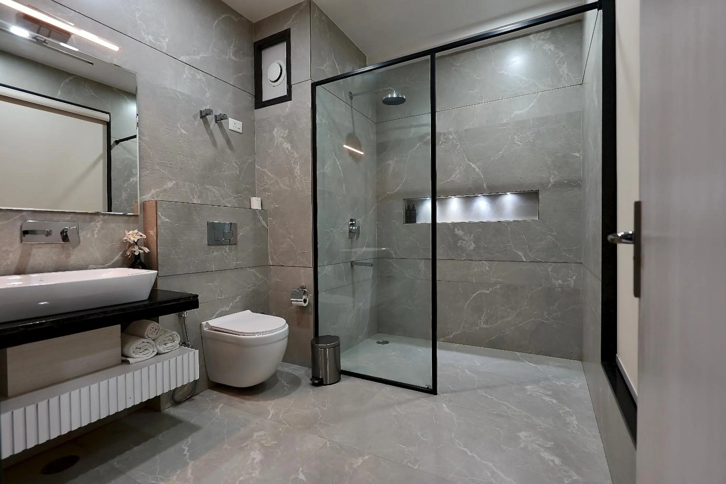 Bathroom in Hotel Elinor By Dazzling Hotels & Resorts