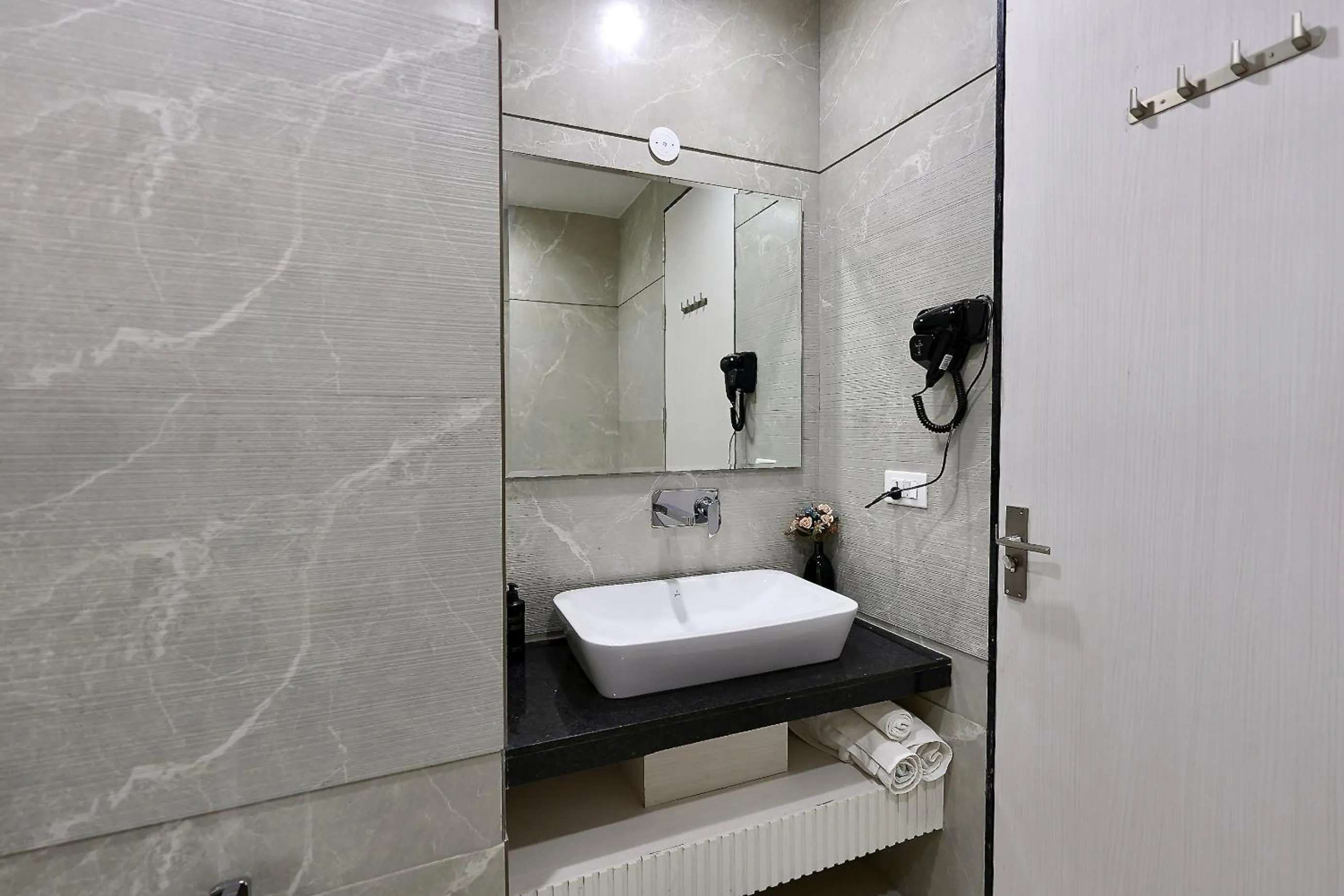 Bathroom in Hotel Elinor By Dazzling Hotels & Resorts