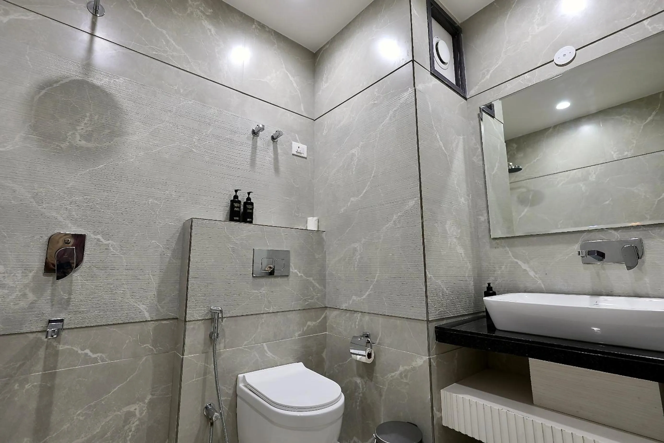 Bathroom in Hotel Elinor By Dazzling Hotels & Resorts