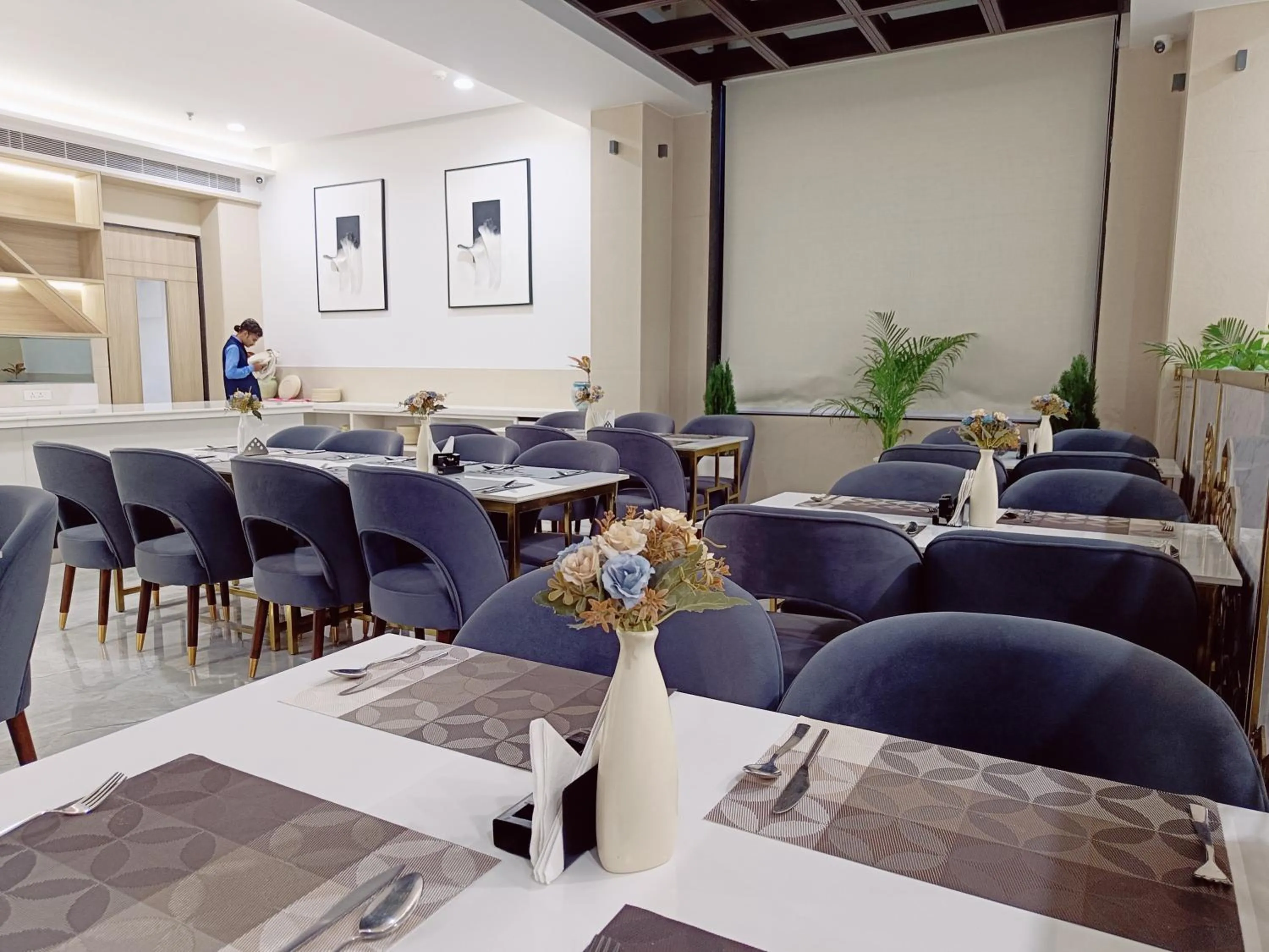 Restaurant/places to eat in Hotel Elinor By Dazzling Hotels & Resorts